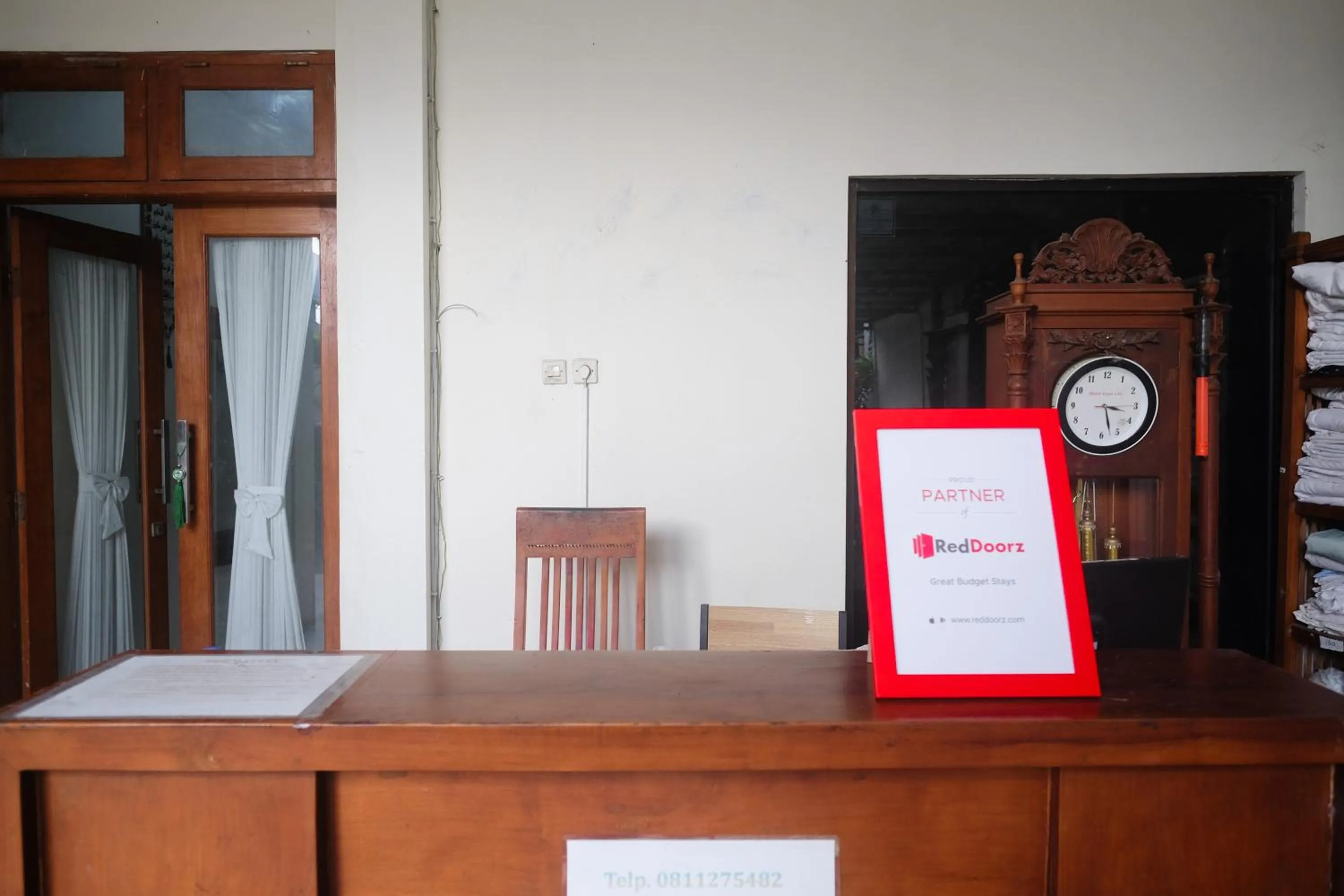 Lobby or reception in RedDoorz Syariah at Griya Hanum Condoongcatur