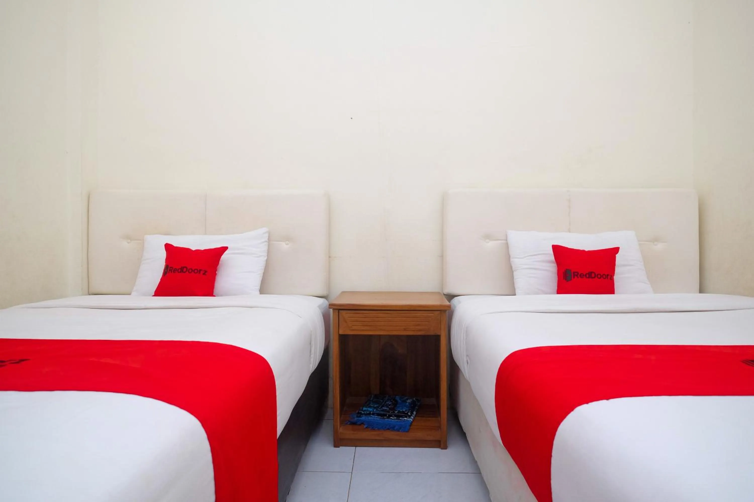 Bedroom, Bed in RedDoorz Syariah at Griya Hanum Condoongcatur