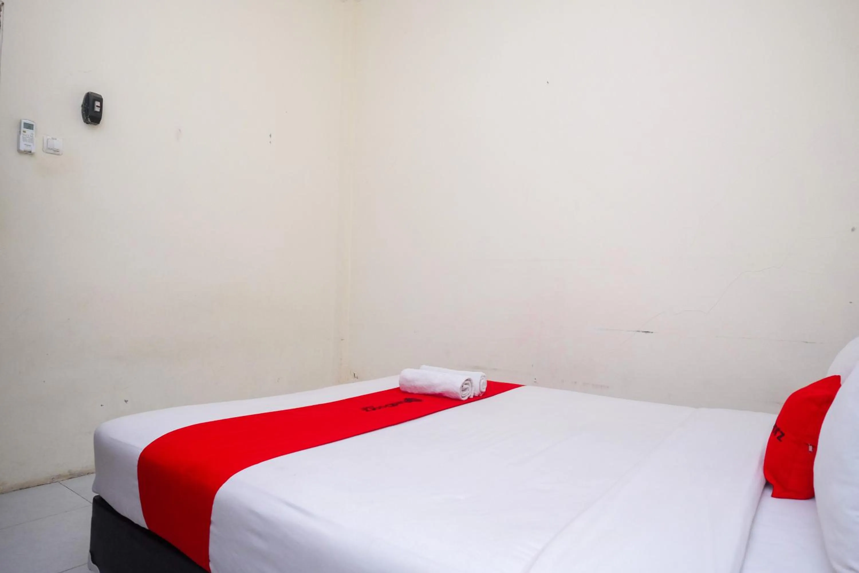 Bedroom, Bed in RedDoorz Syariah at Griya Hanum Condoongcatur