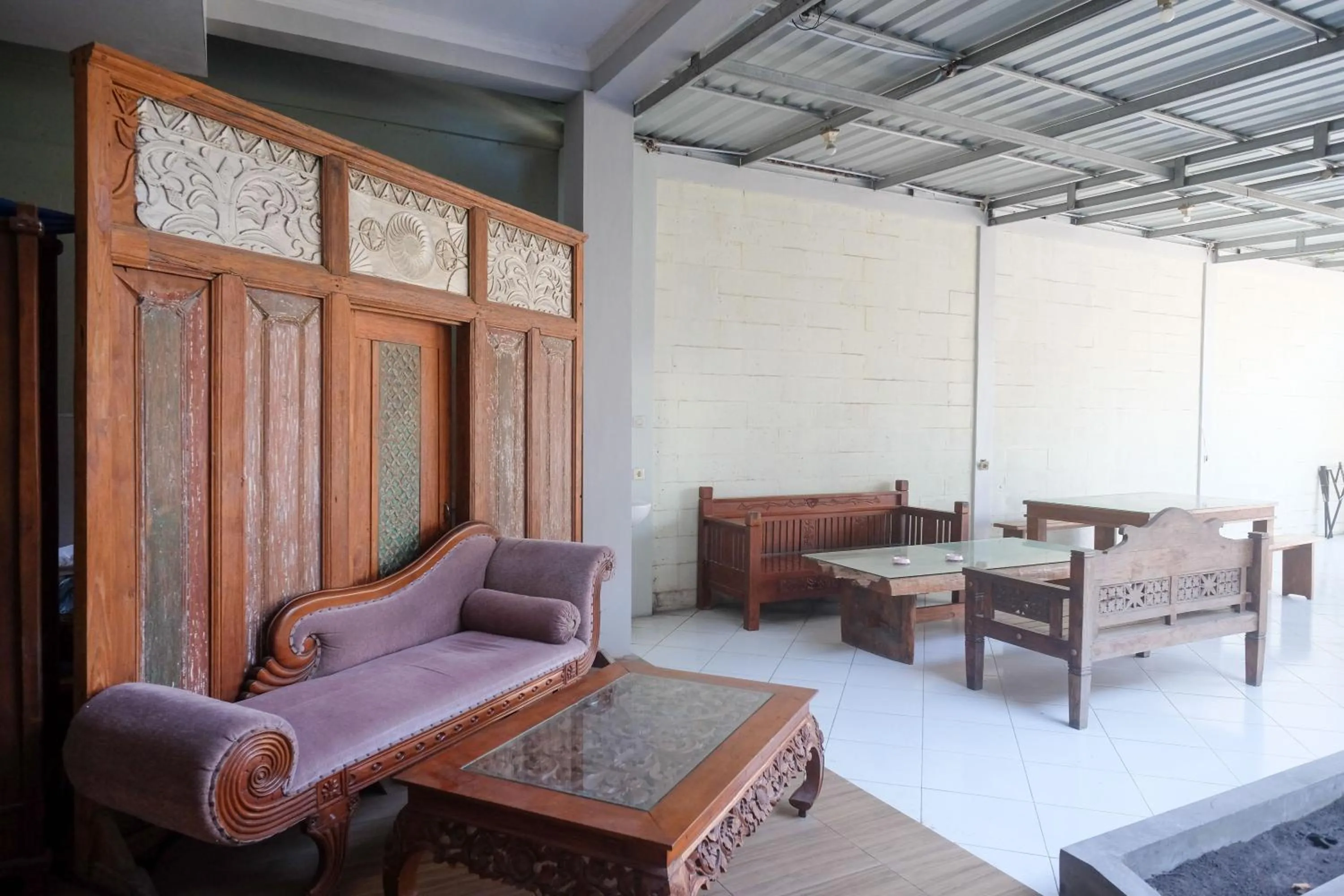 Lobby or reception in RedDoorz Syariah at Griya Hanum Condoongcatur