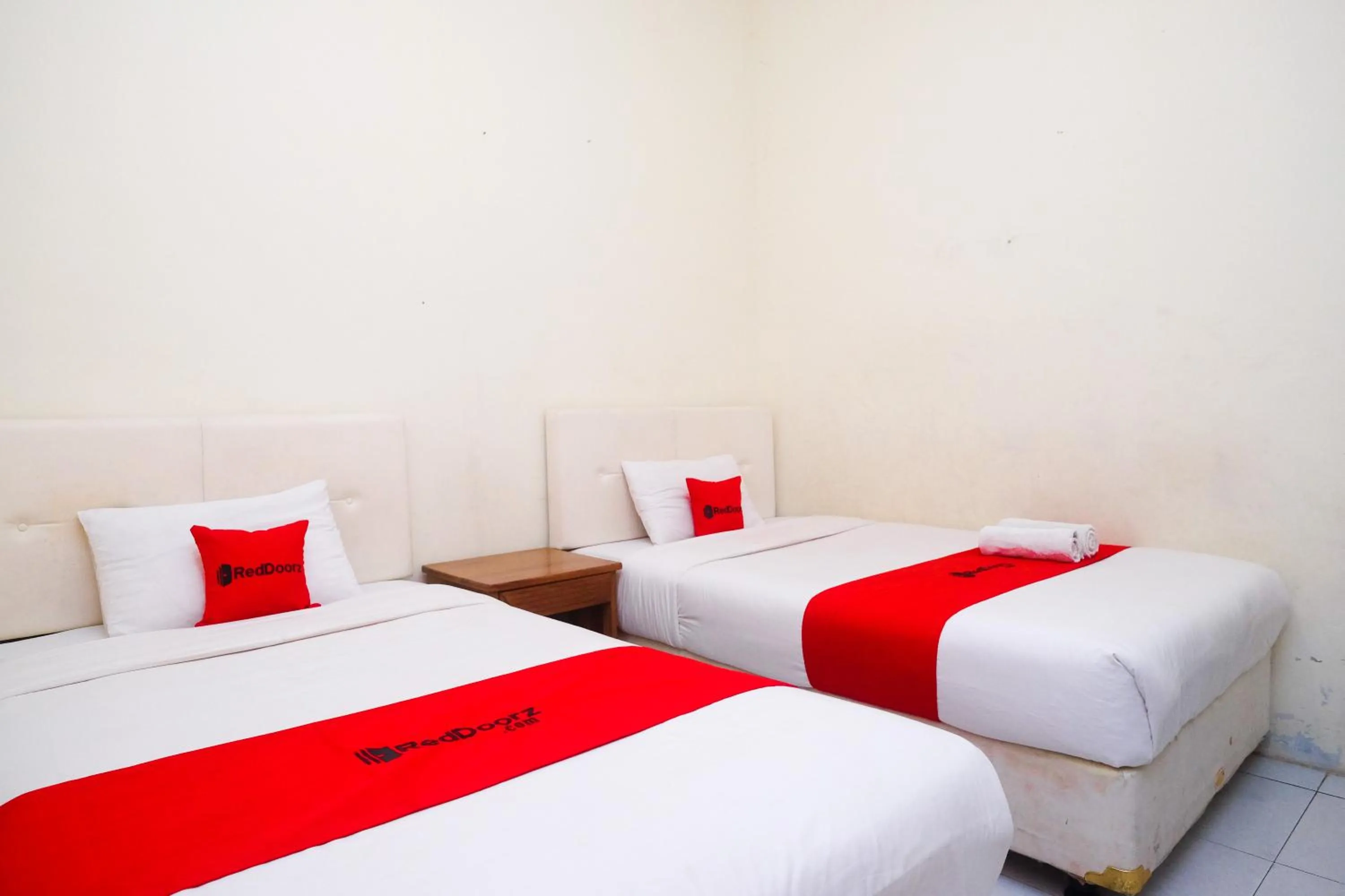 Bedroom, Bed in RedDoorz Syariah at Griya Hanum Condoongcatur