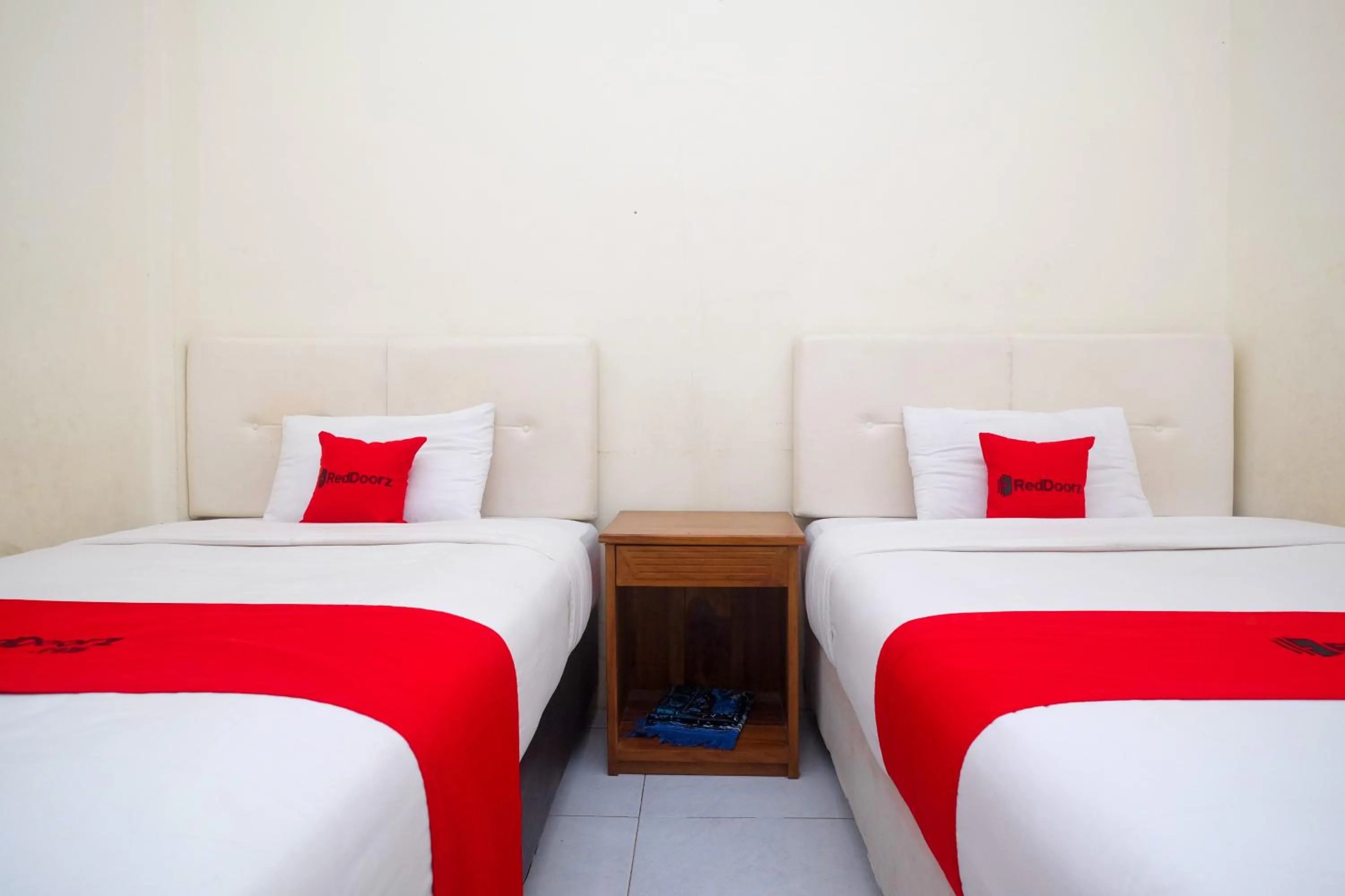 Bedroom, Bed in RedDoorz Syariah at Griya Hanum Condoongcatur