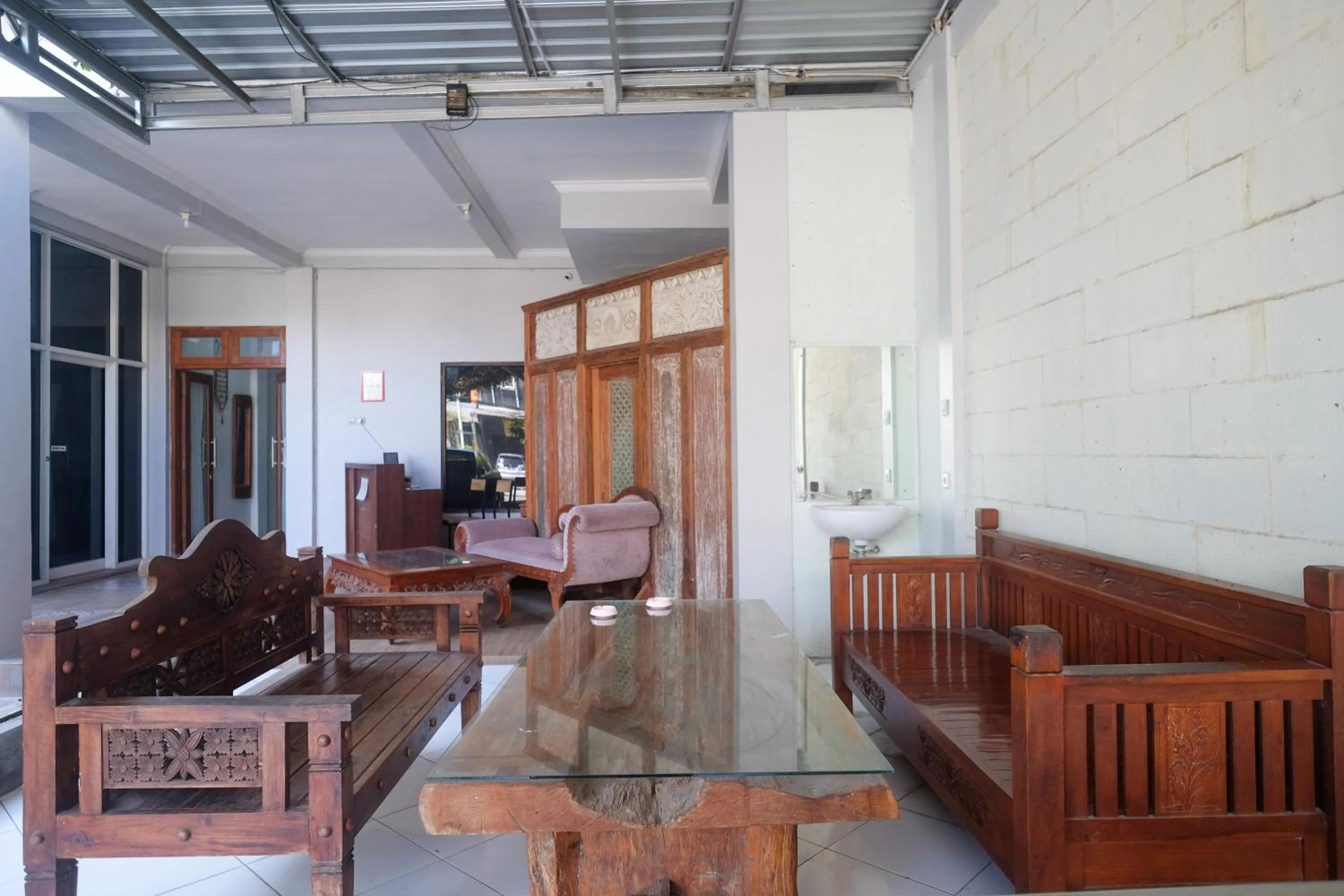 Lobby or reception in RedDoorz Syariah at Griya Hanum Condoongcatur