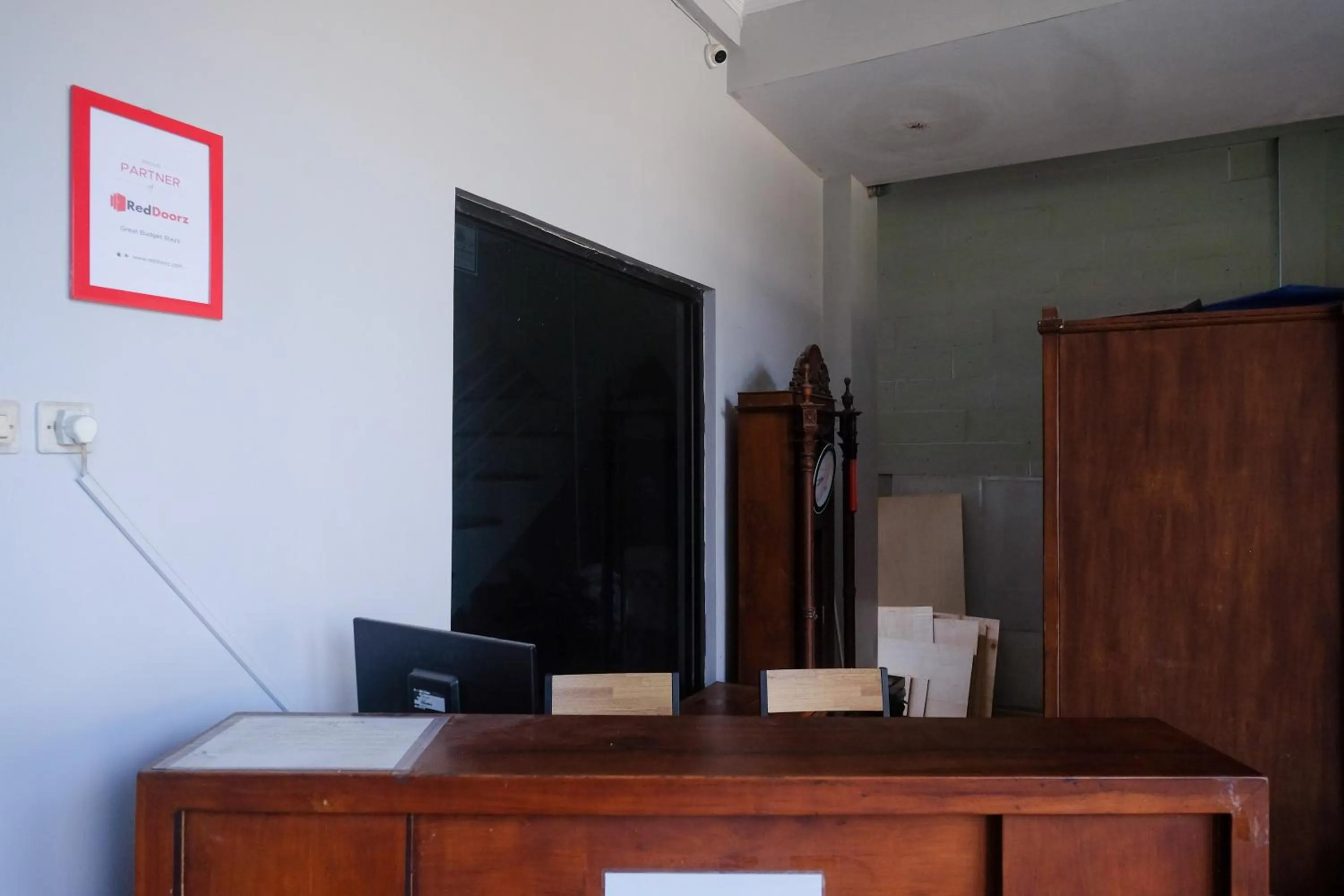 Lobby or reception, Bed in RedDoorz Syariah at Griya Hanum Condoongcatur