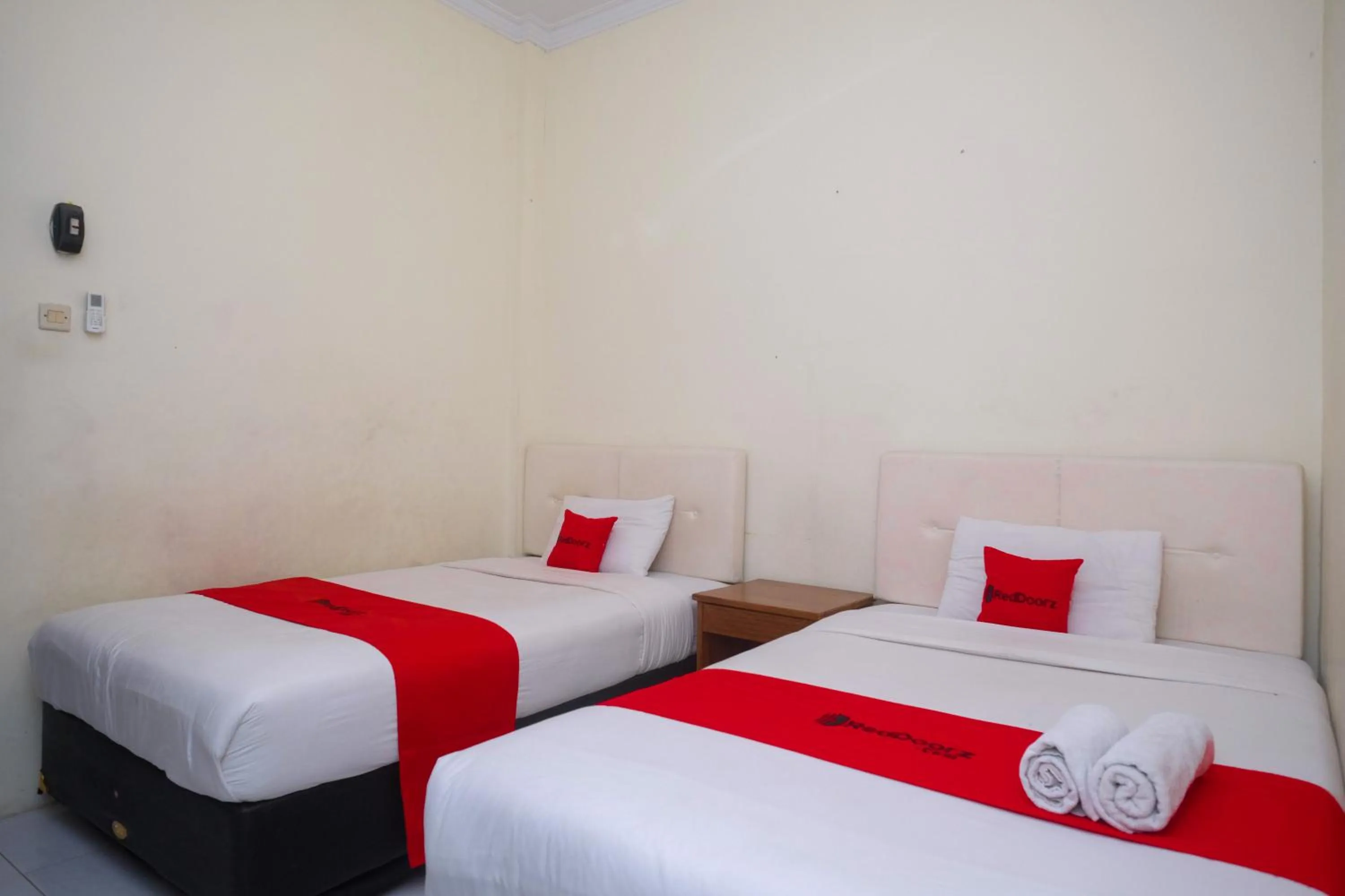 Bedroom, Bed in RedDoorz Syariah at Griya Hanum Condoongcatur