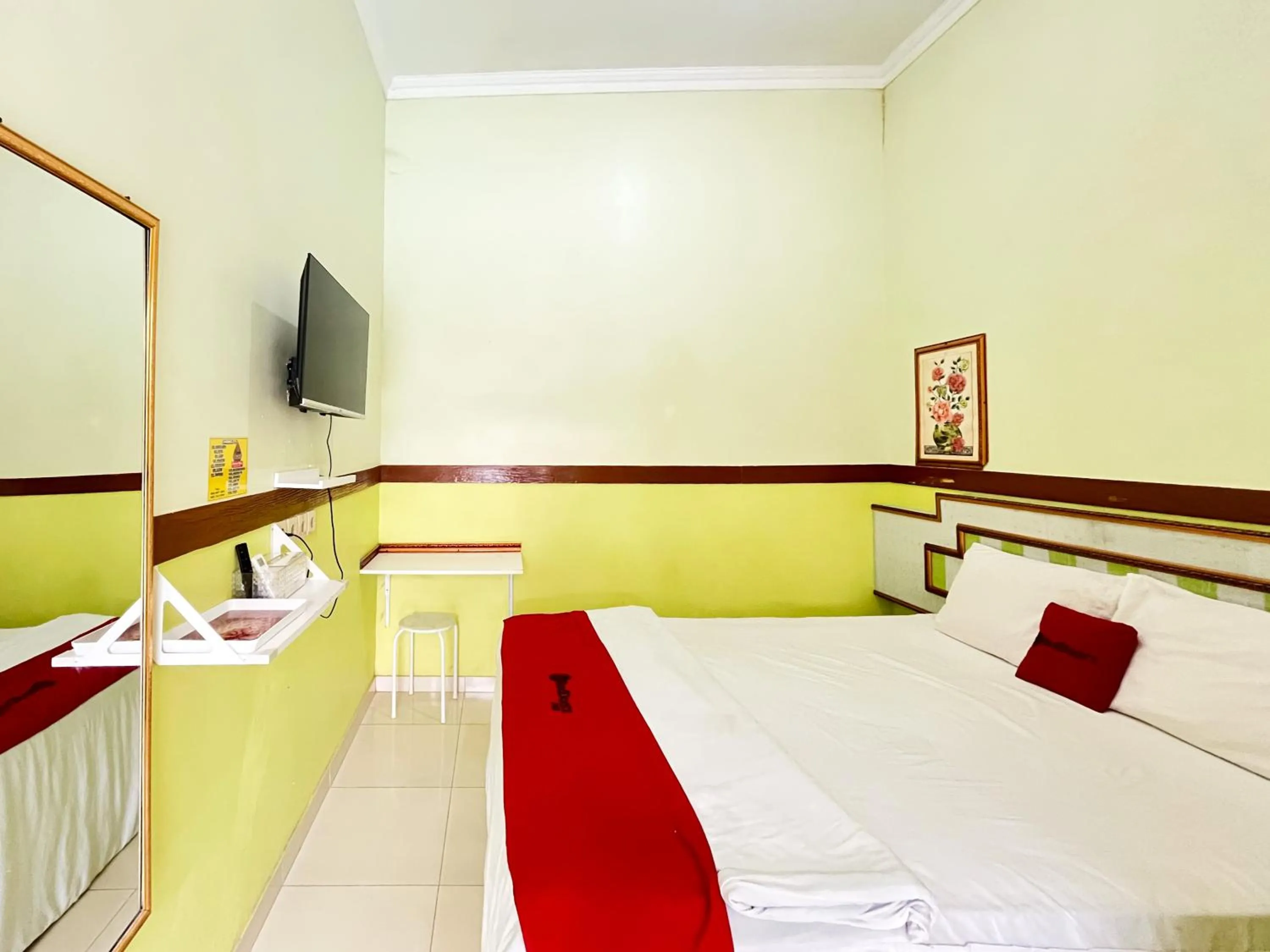 Bedroom, Bed in RedDoorz at Damar Mas Resort Kediri