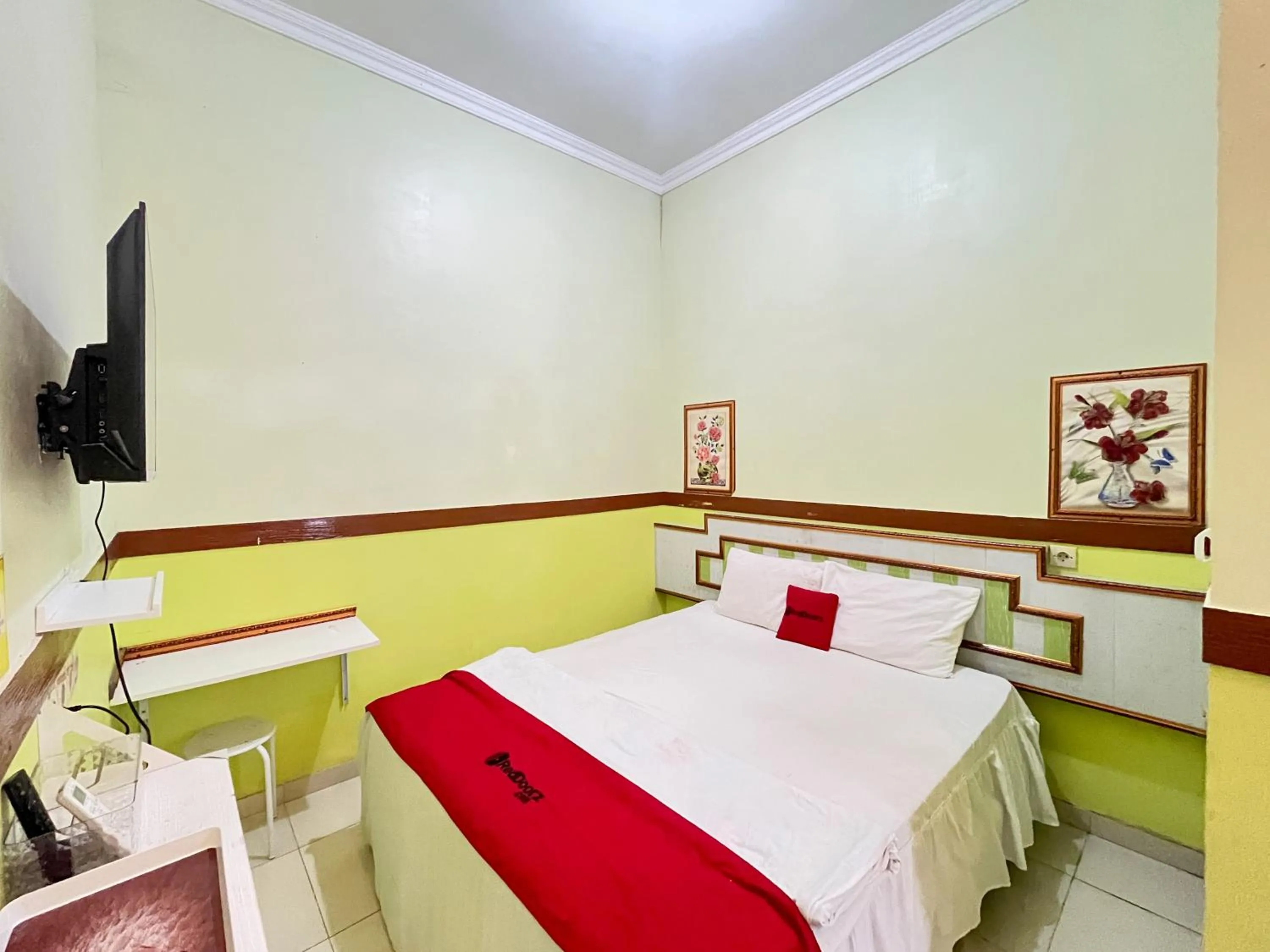 Bedroom, Bed in RedDoorz at Damar Mas Resort Kediri