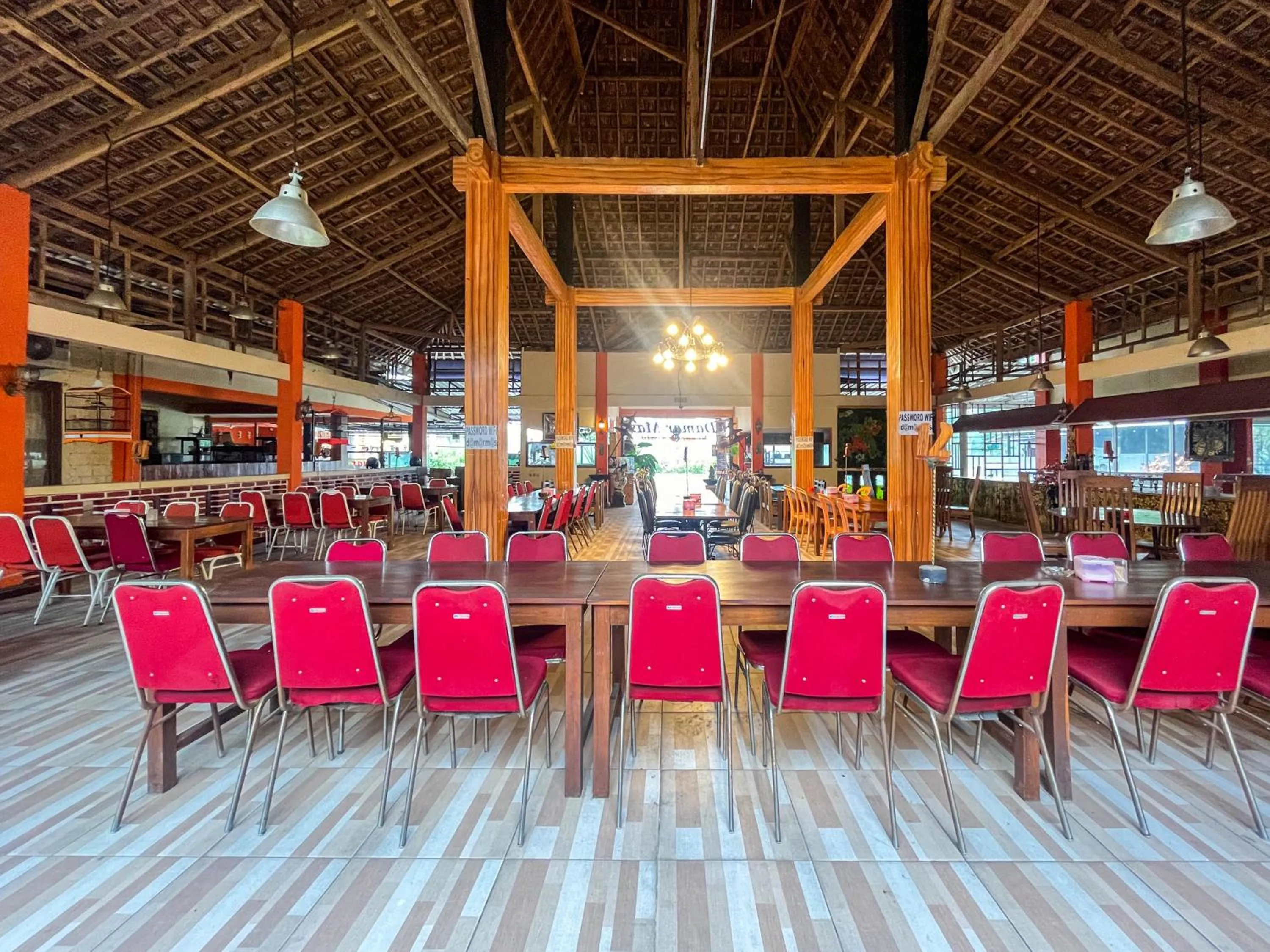 Restaurant/places to eat in RedDoorz at Damar Mas Resort Kediri