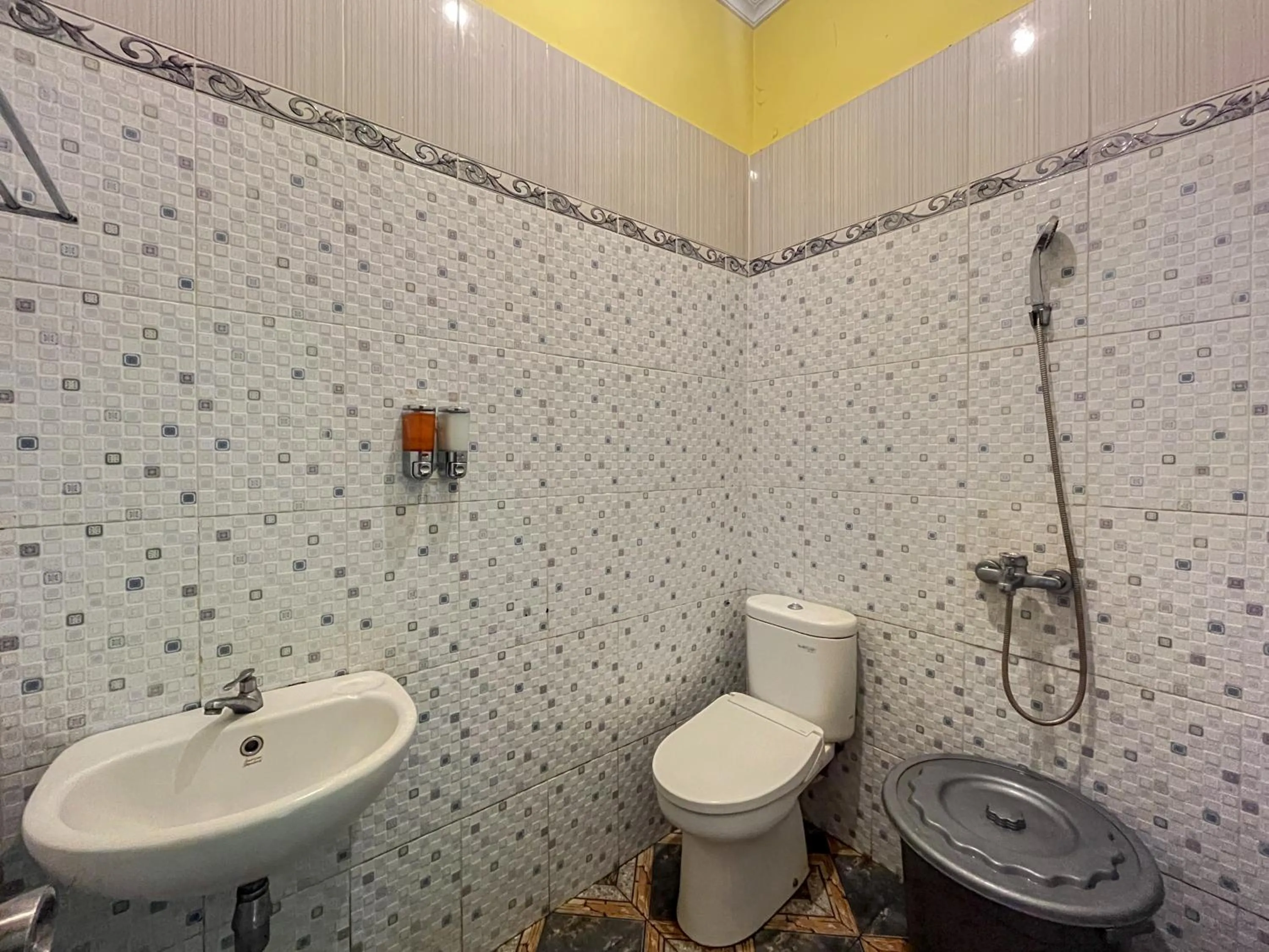 Bathroom in RedDoorz at Damar Mas Resort Kediri