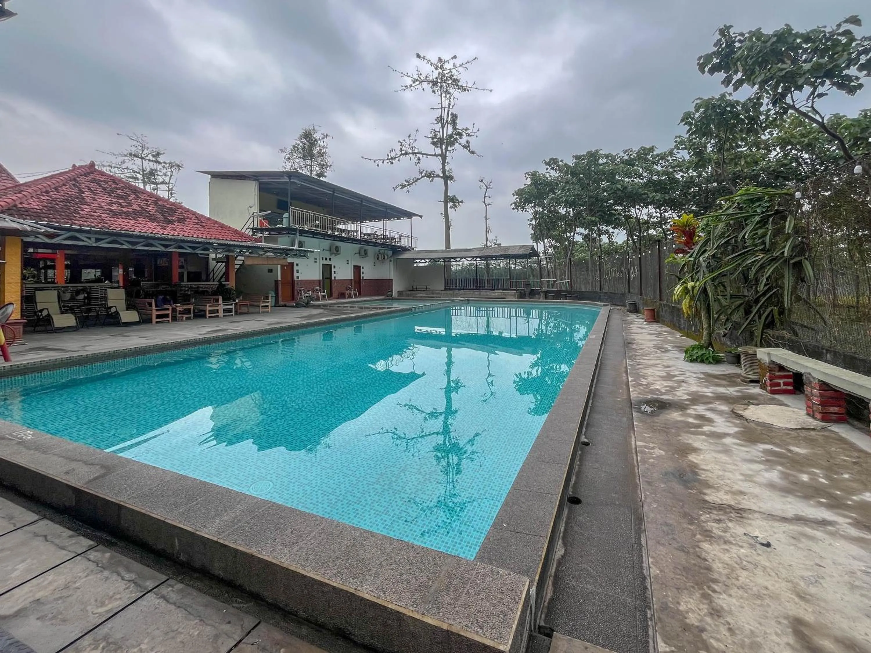 Swimming Pool in RedDoorz at Damar Mas Resort Kediri