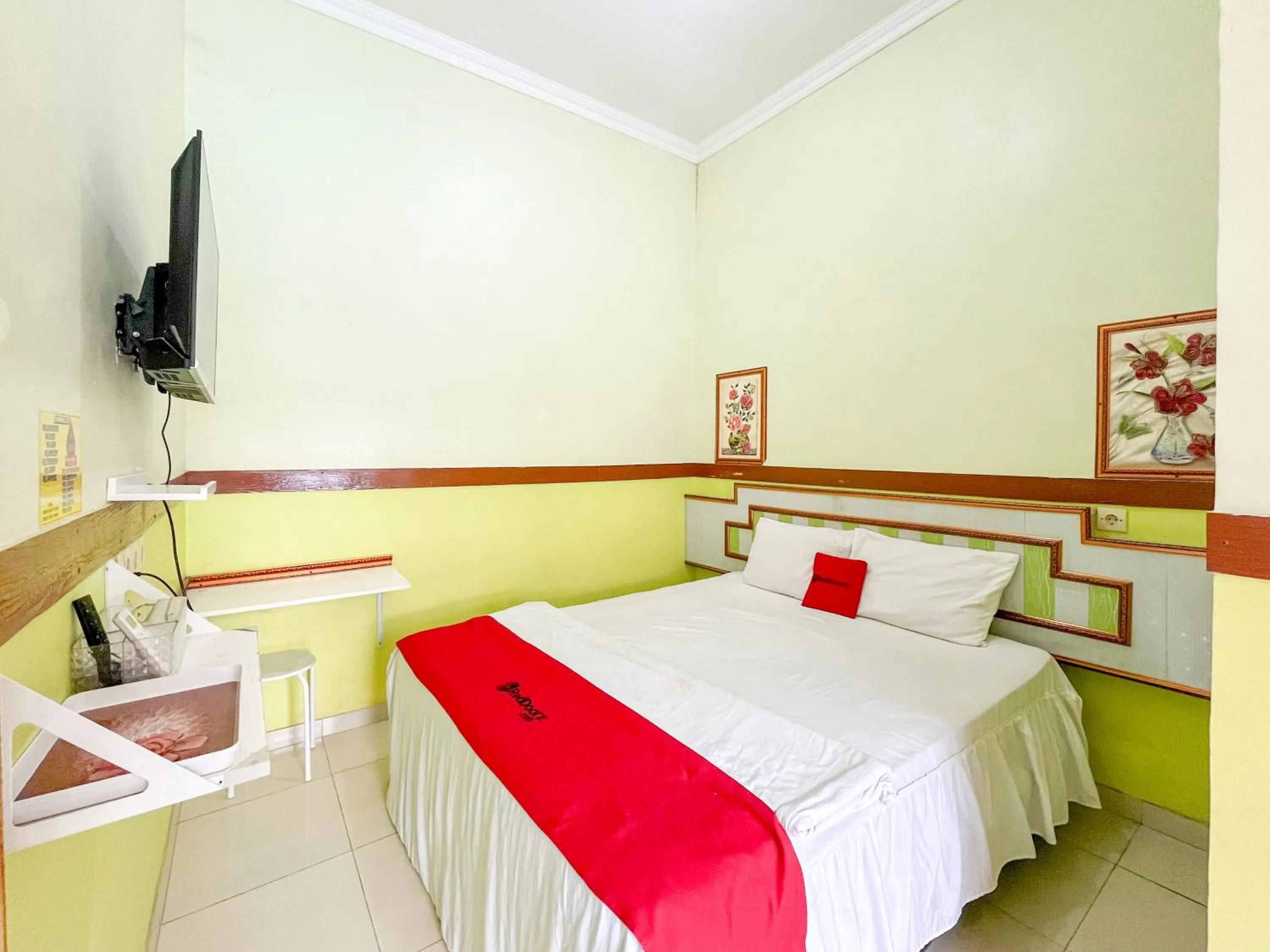Bedroom, Bed in RedDoorz at Damar Mas Resort Kediri