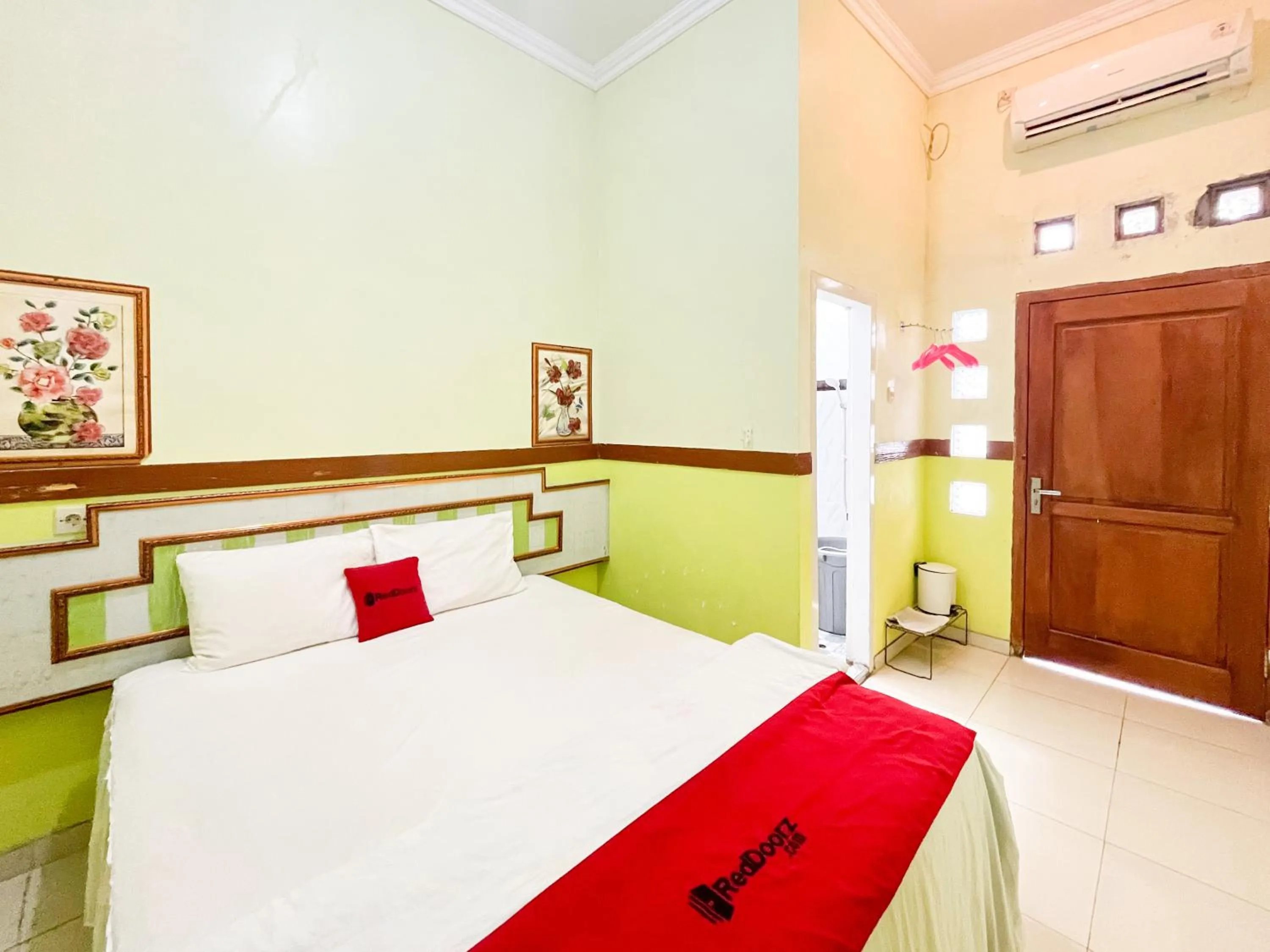 Bedroom, Bed in RedDoorz at Damar Mas Resort Kediri