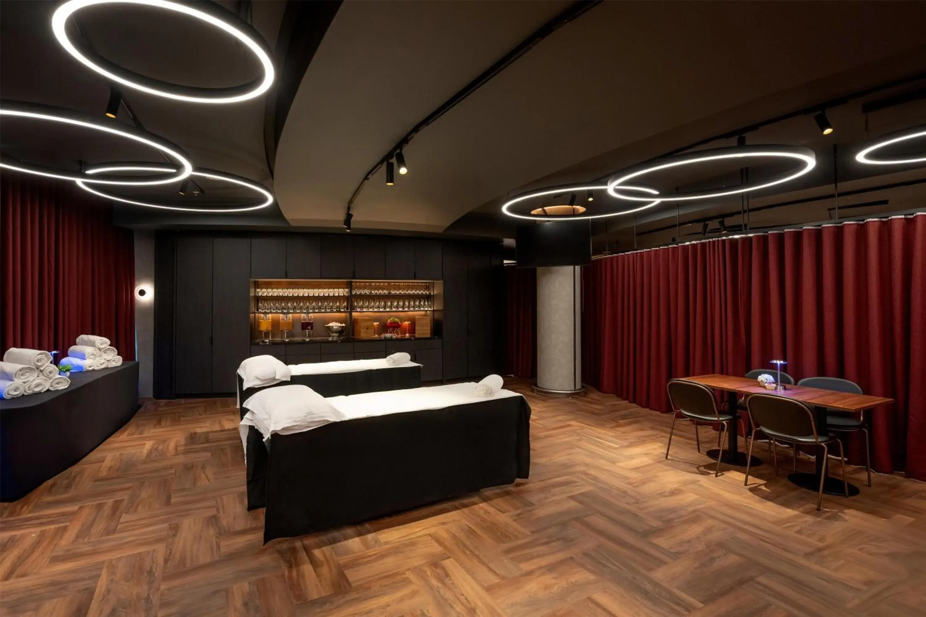 Meeting/conference room, Bed in Radisson RED London Twickenham Meeting/conference room, Bed in Radisson RED London Twickenham