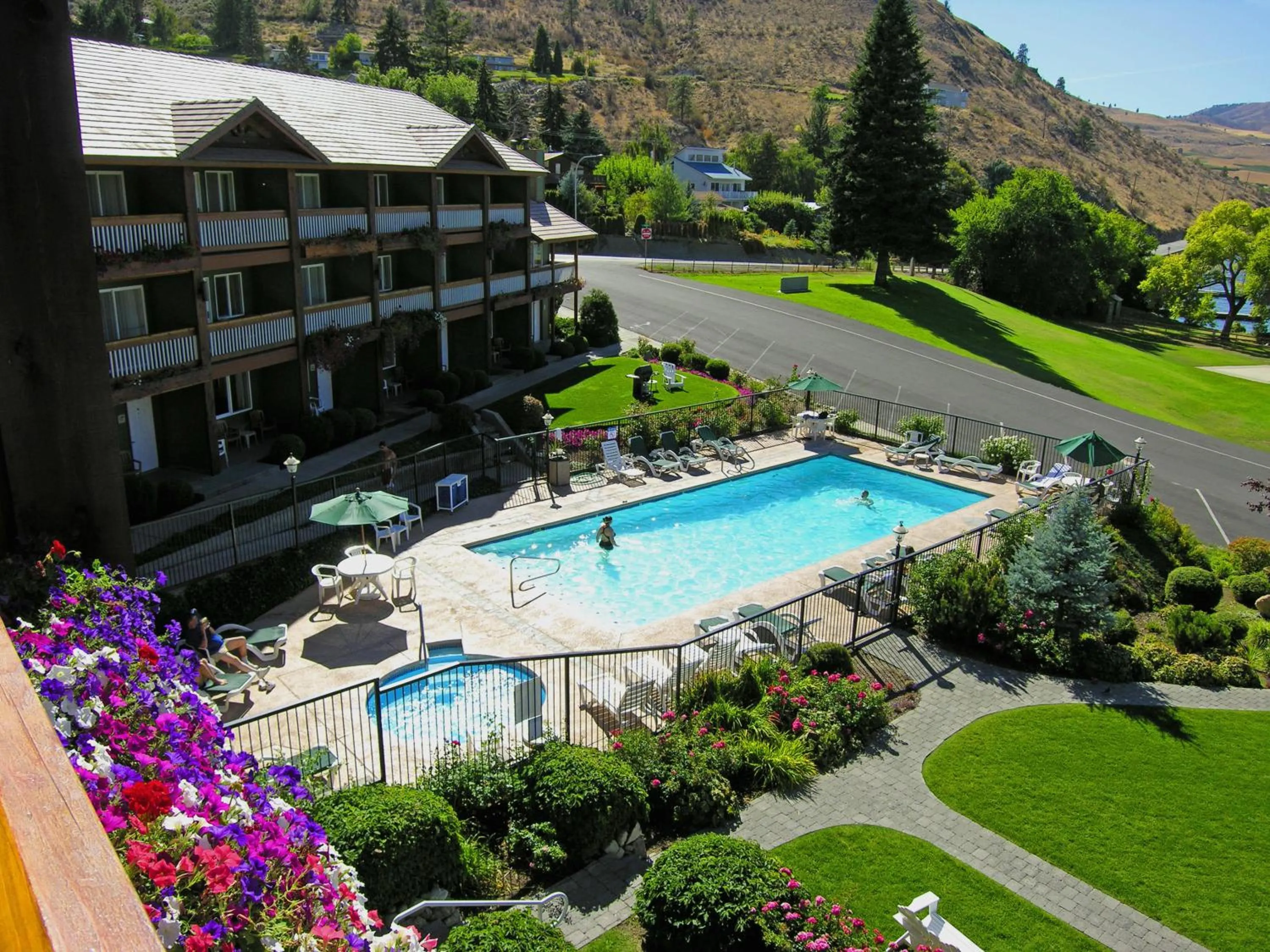 Swimming pool in Lakeside Lodge and Suites