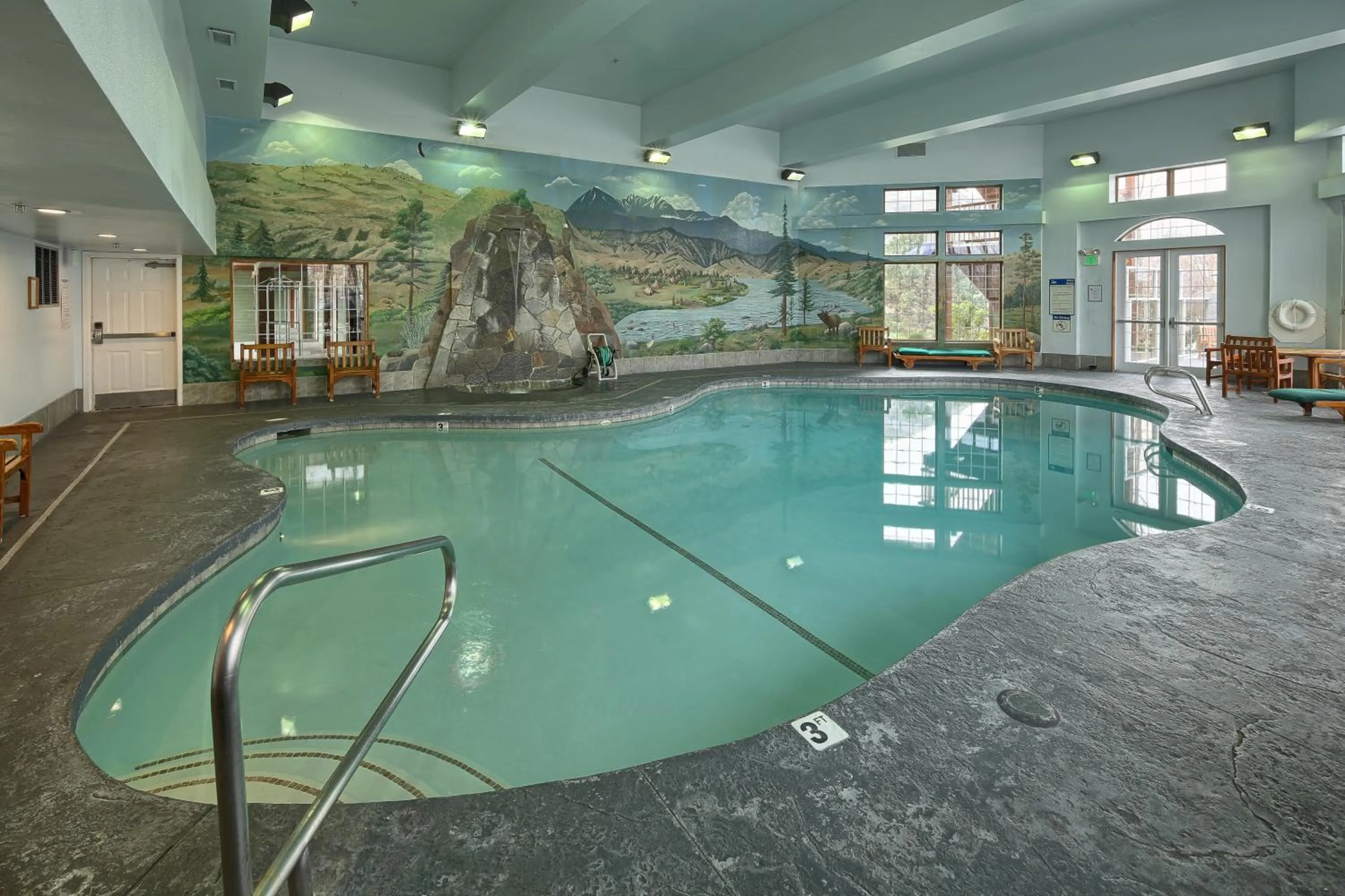Swimming pool in Lakeside Lodge and Suites
