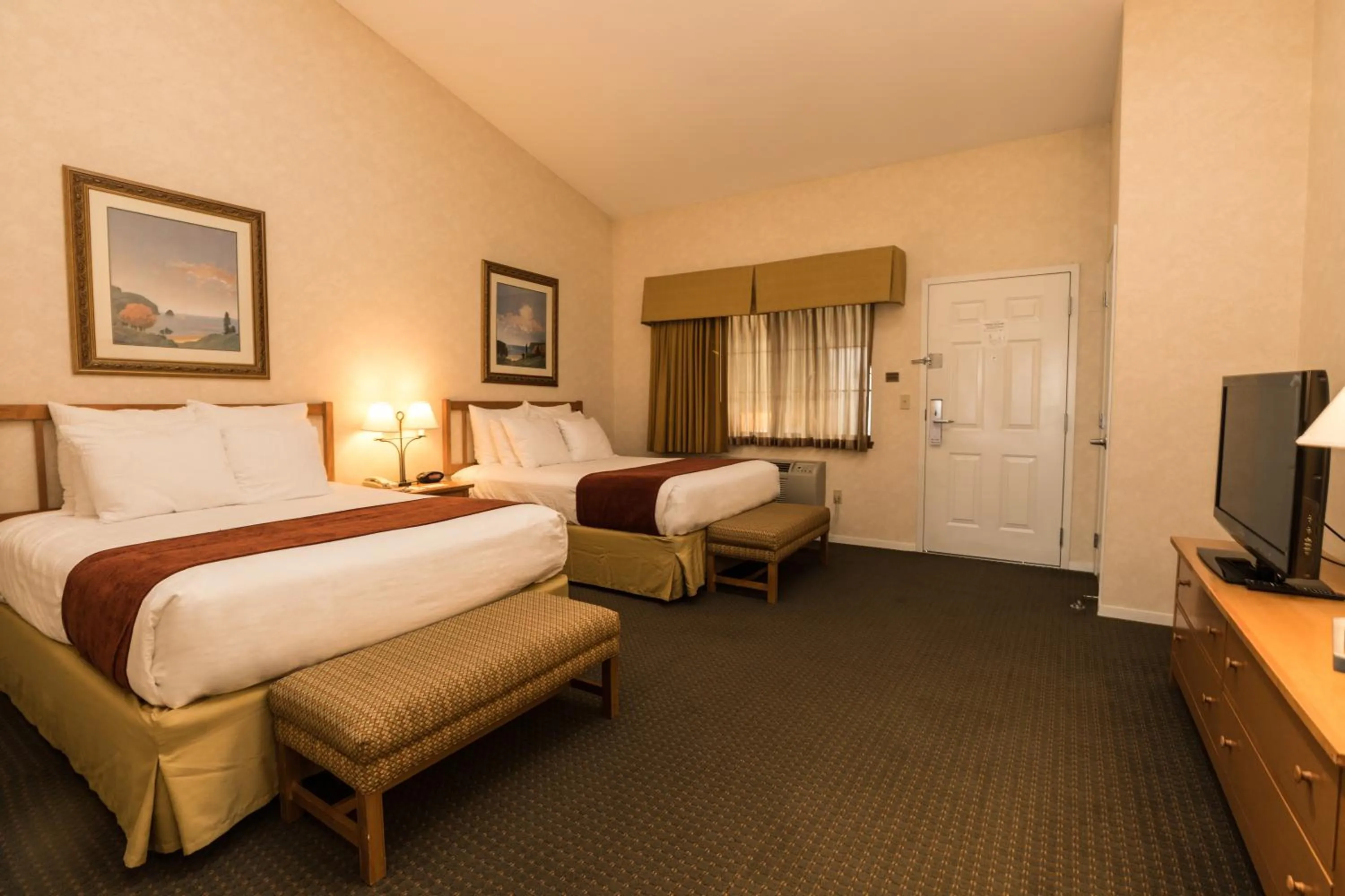 Bed in Lakeside Lodge and Suites