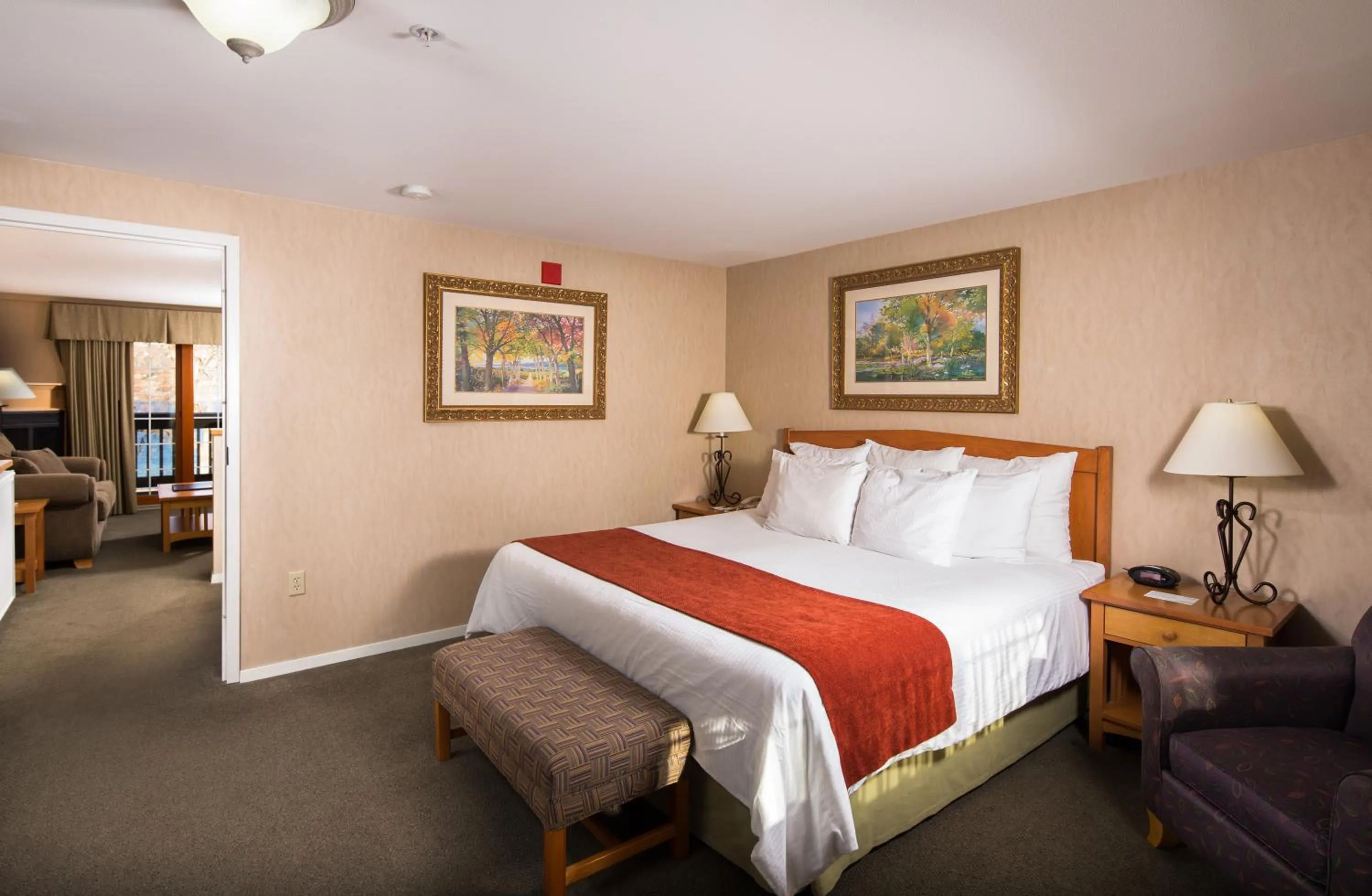 Bedroom, Bed in Lakeside Lodge and Suites