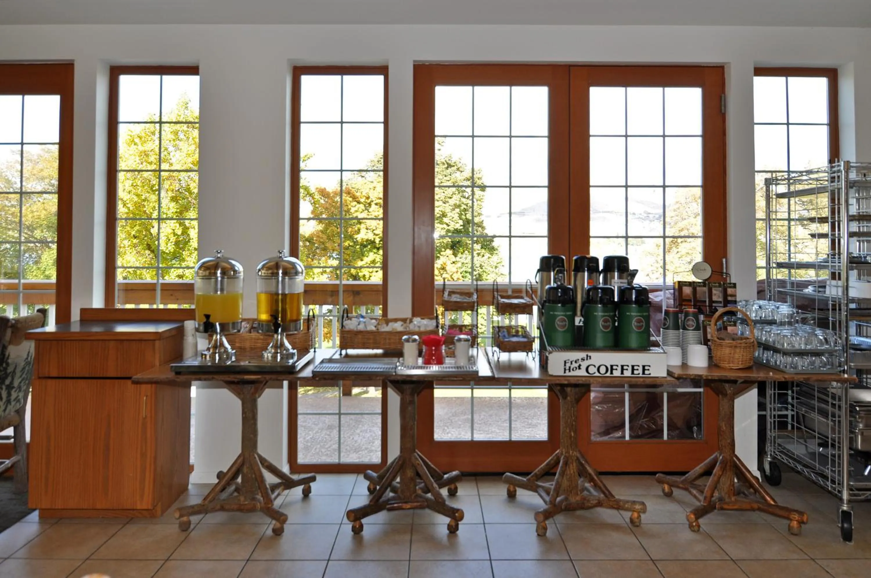 Food and drinks in Lakeside Lodge and Suites