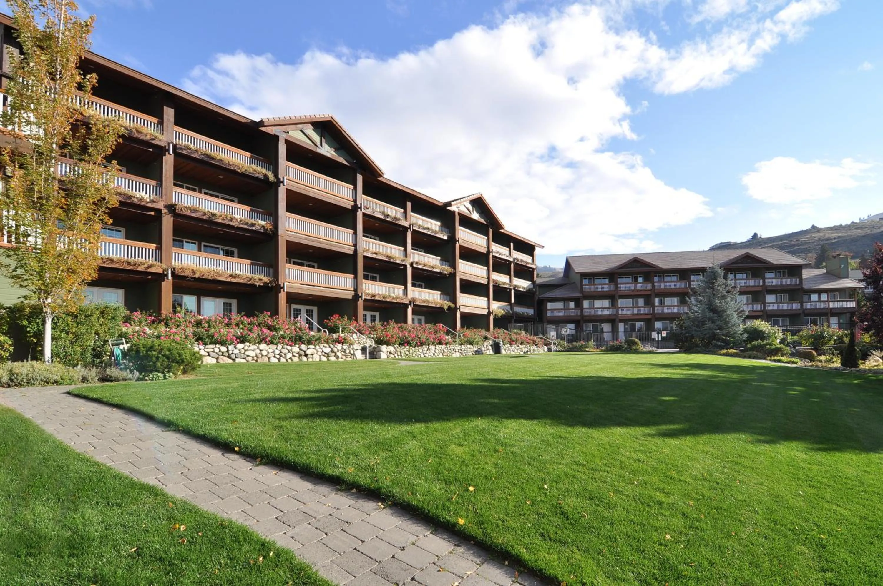 Facade/entrance in Lakeside Lodge and Suites