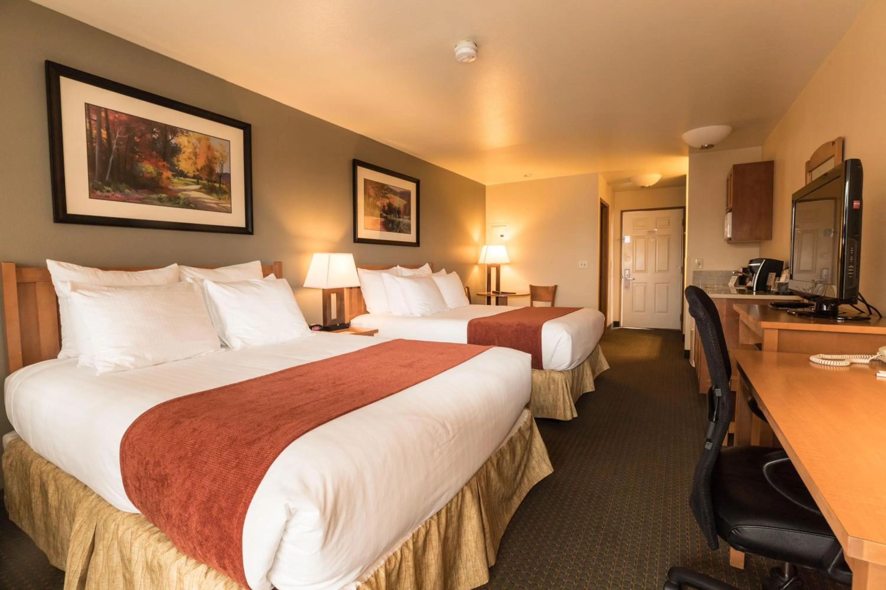 Bed in Lakeside Lodge and Suites