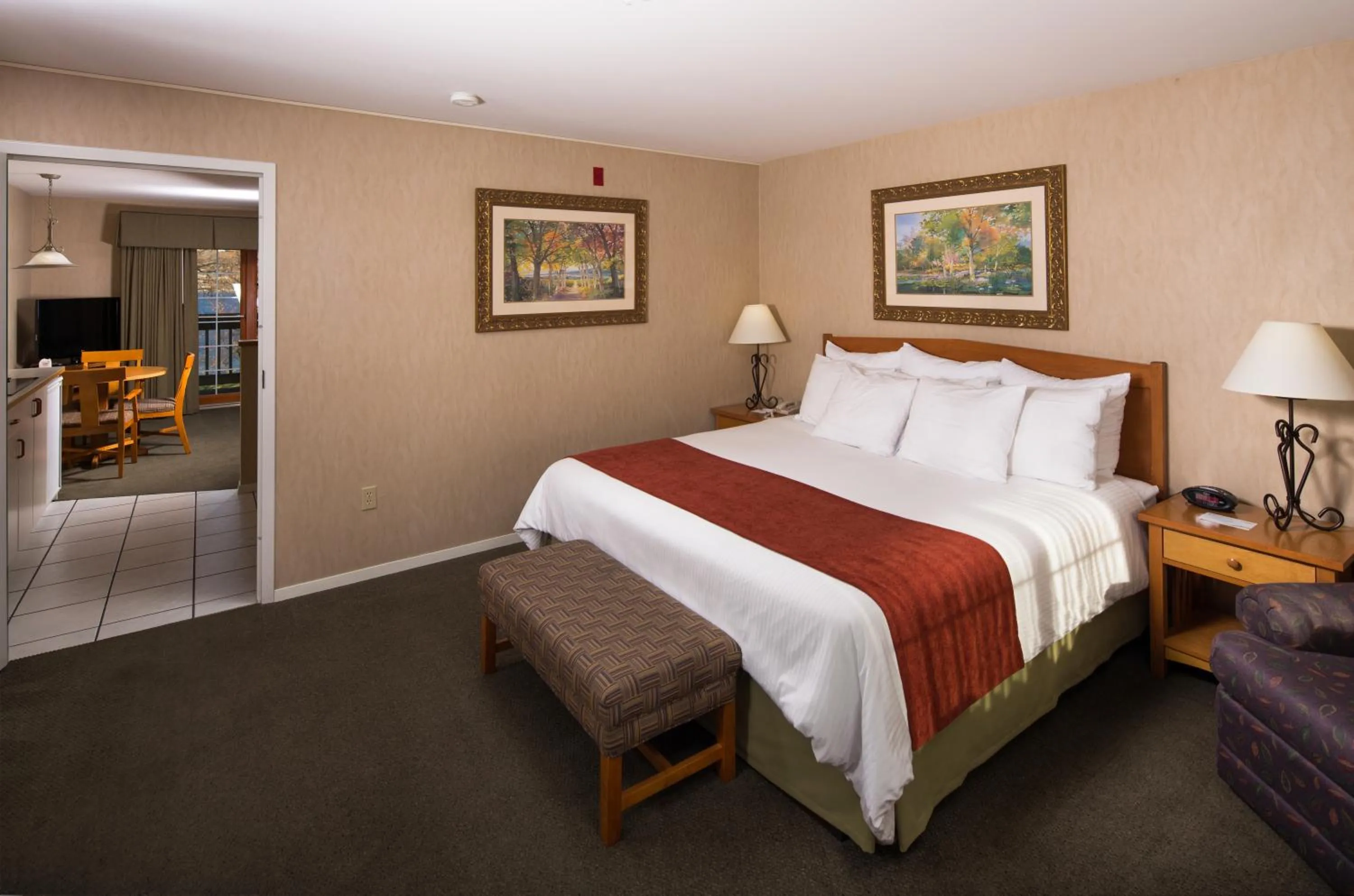 Bedroom, Bed in Lakeside Lodge and Suites
