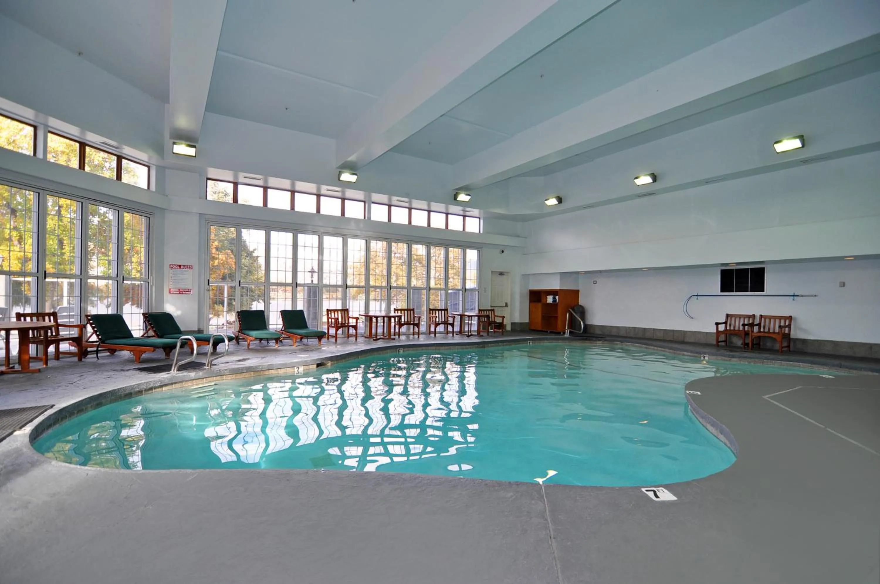 Swimming pool in Lakeside Lodge and Suites