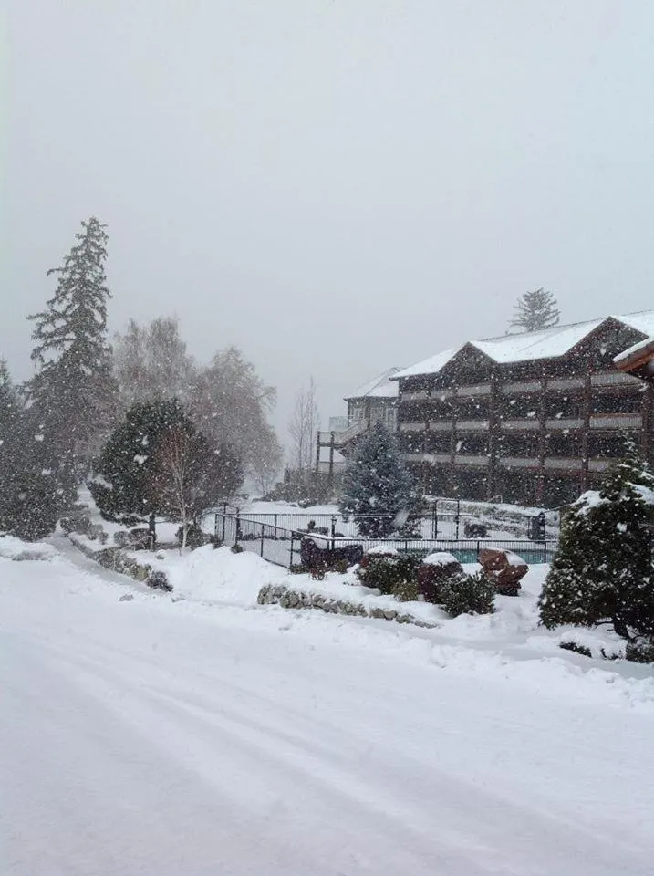 Property building in Lakeside Lodge and Suites