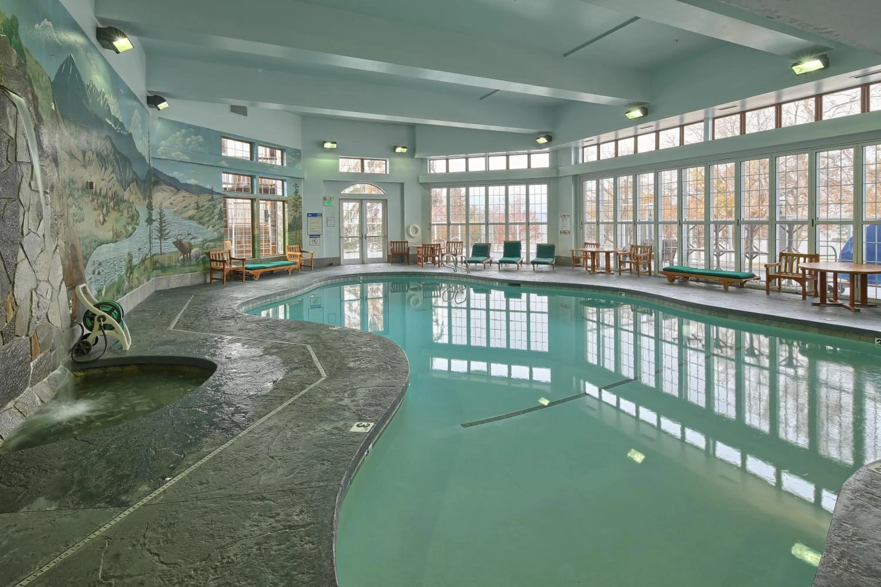 Swimming pool in Lakeside Lodge and Suites
