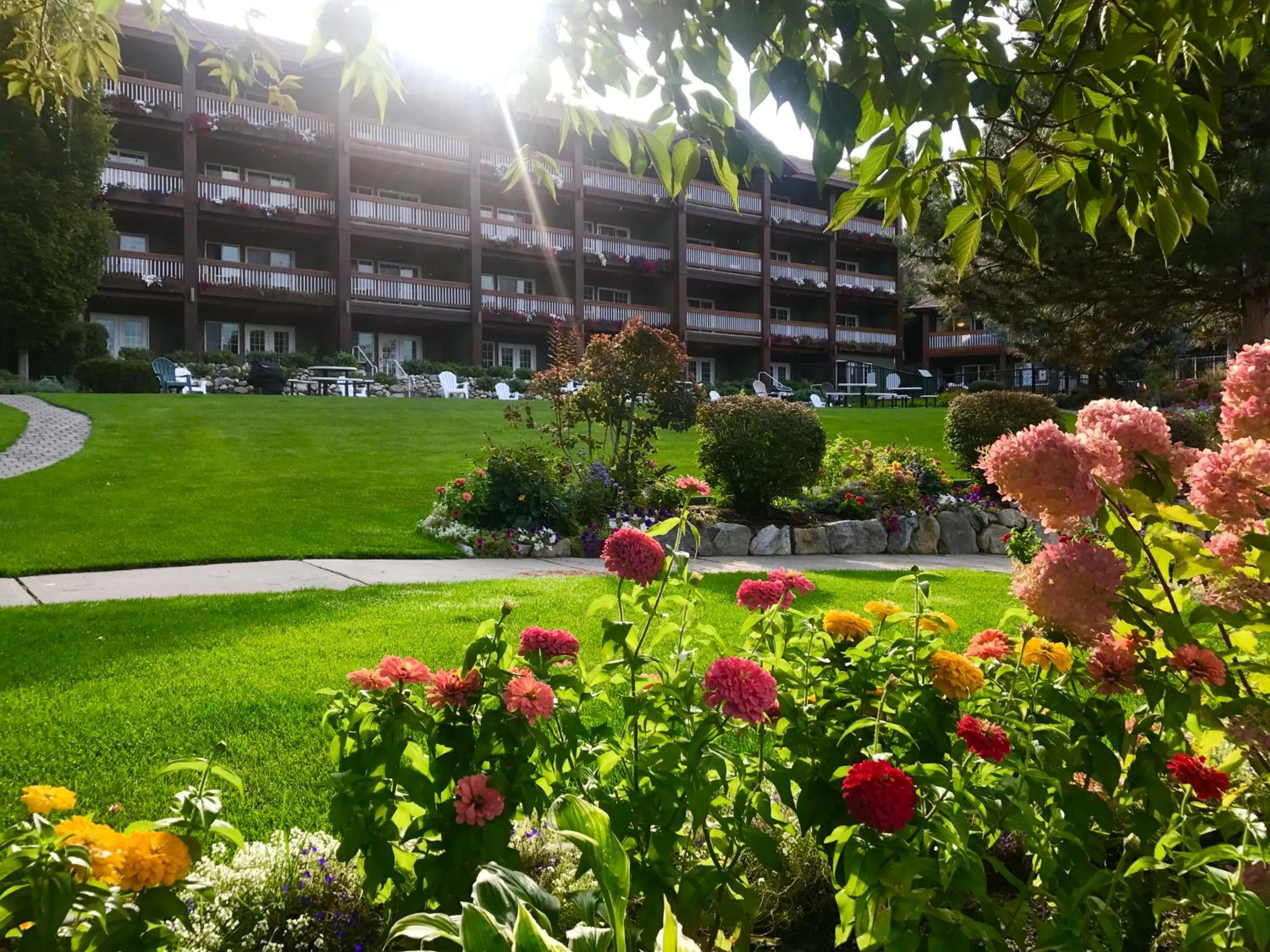 Lakeside Lodge and Suites