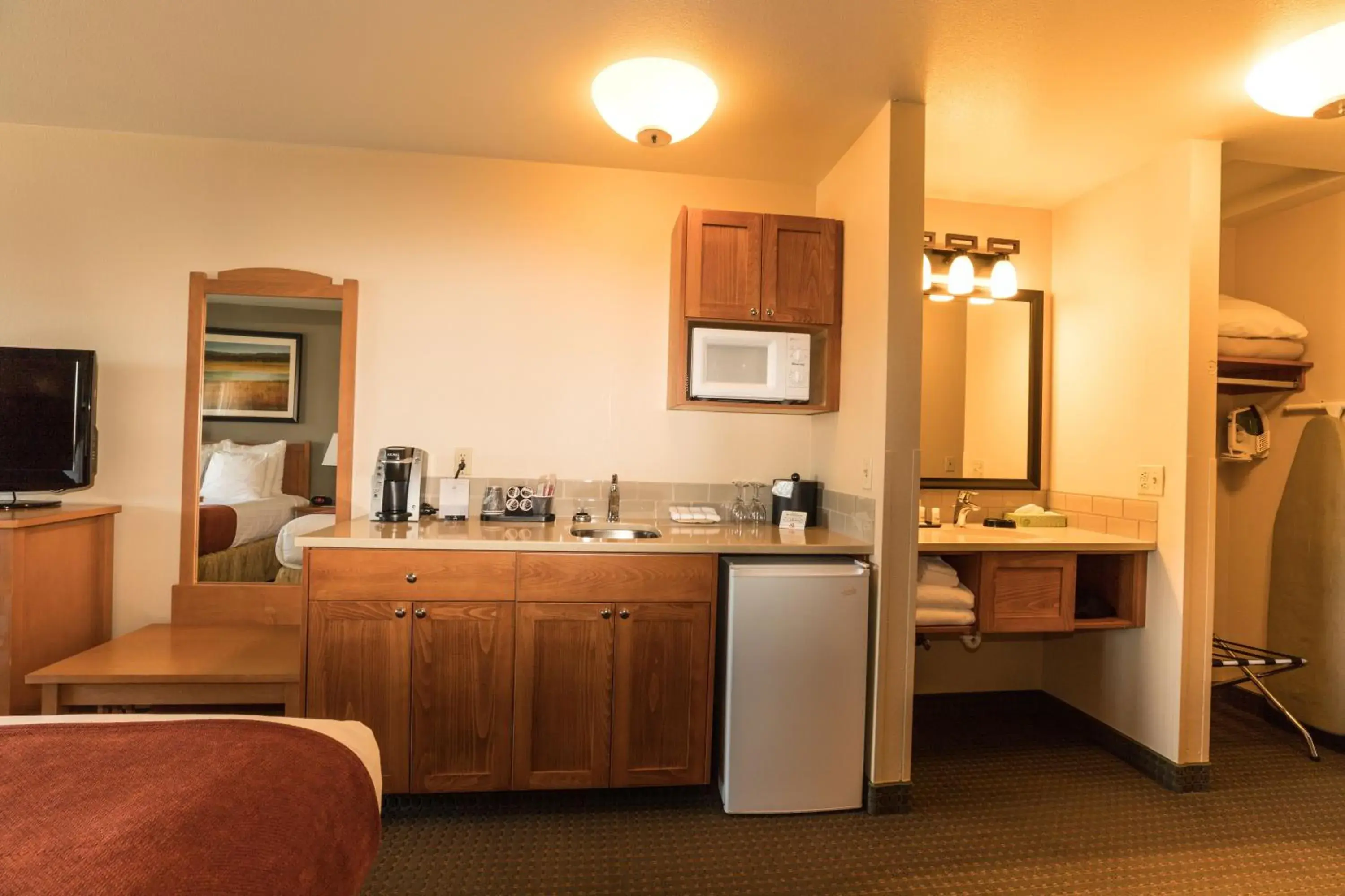 Standard Queen Room in Lakeside Lodge and Suites Standard Queen Room in Lakeside Lodge and Suites