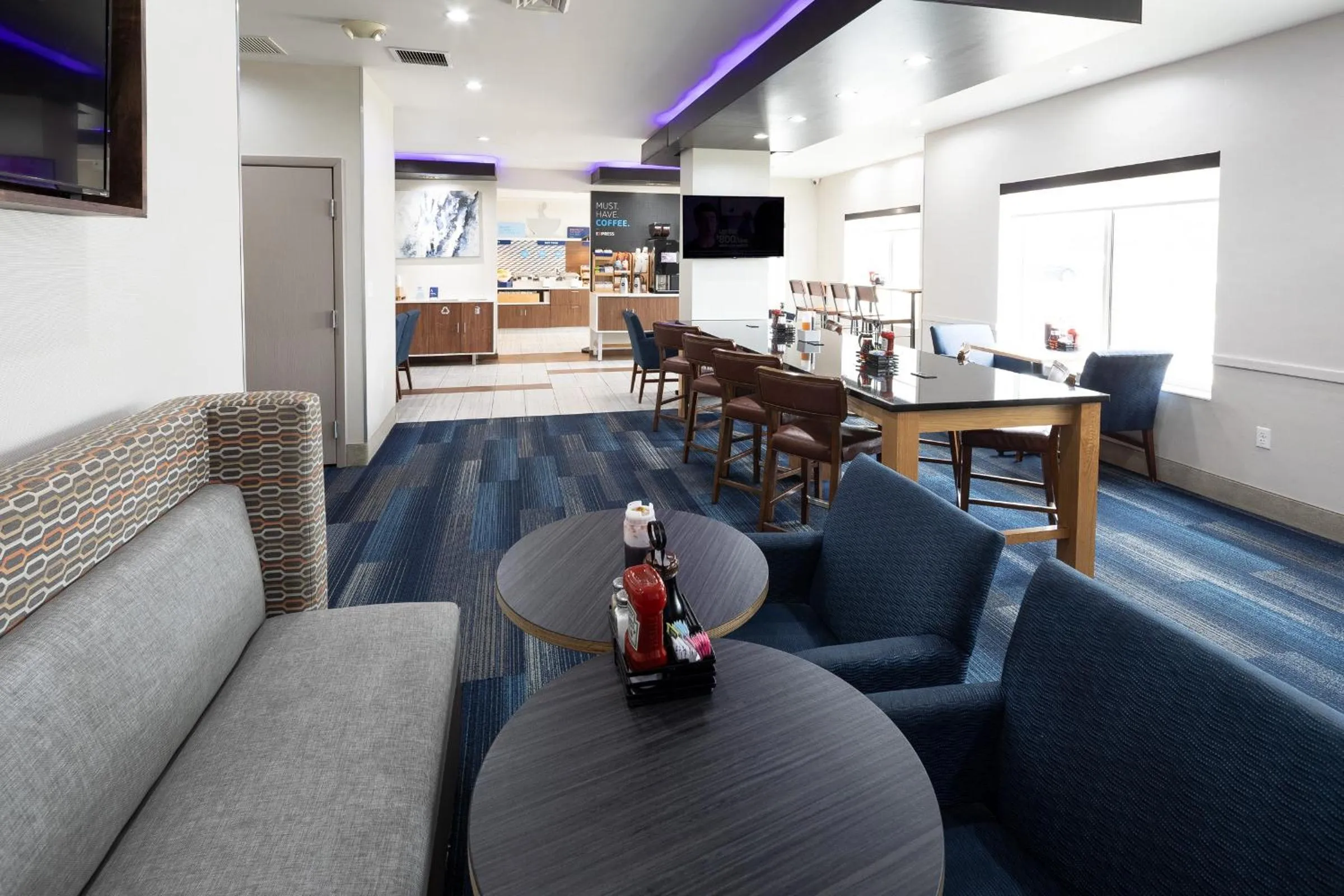 Breakfast in Holiday Inn Express & Suites Chicago West - St Charles by IHG