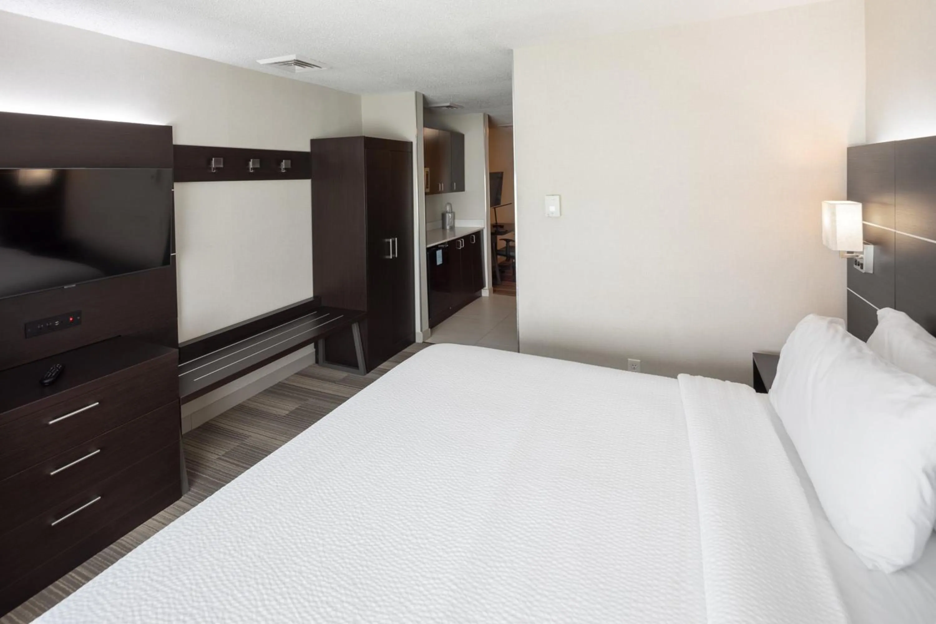 Photo of the whole room, Bed in Holiday Inn Express & Suites Chicago West - St Charles by IHG