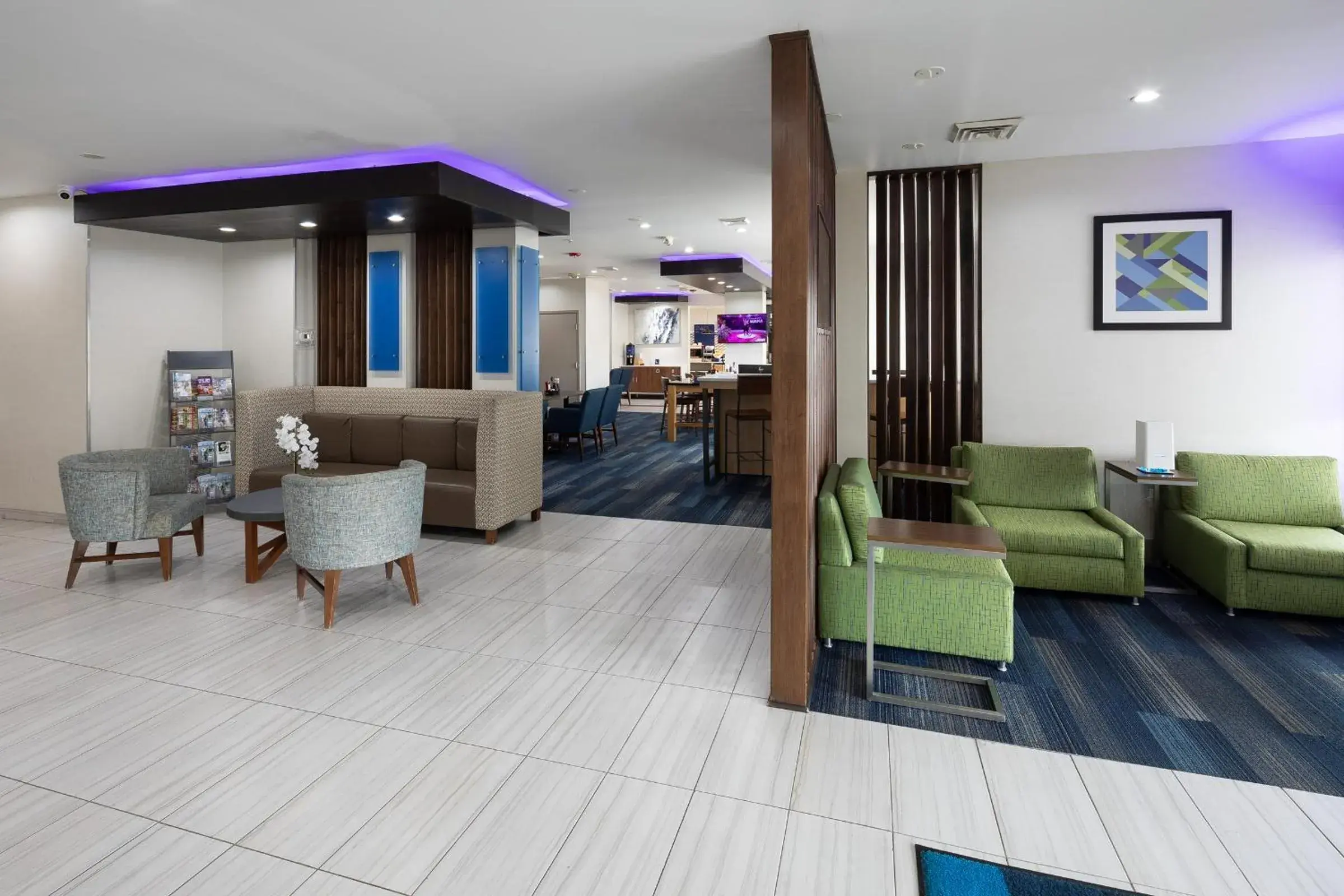 Lobby or reception in Holiday Inn Express & Suites Chicago West - St Charles by IHG Lobby or reception in Holiday Inn Express & Suites Chicago West - St Charles by IHG