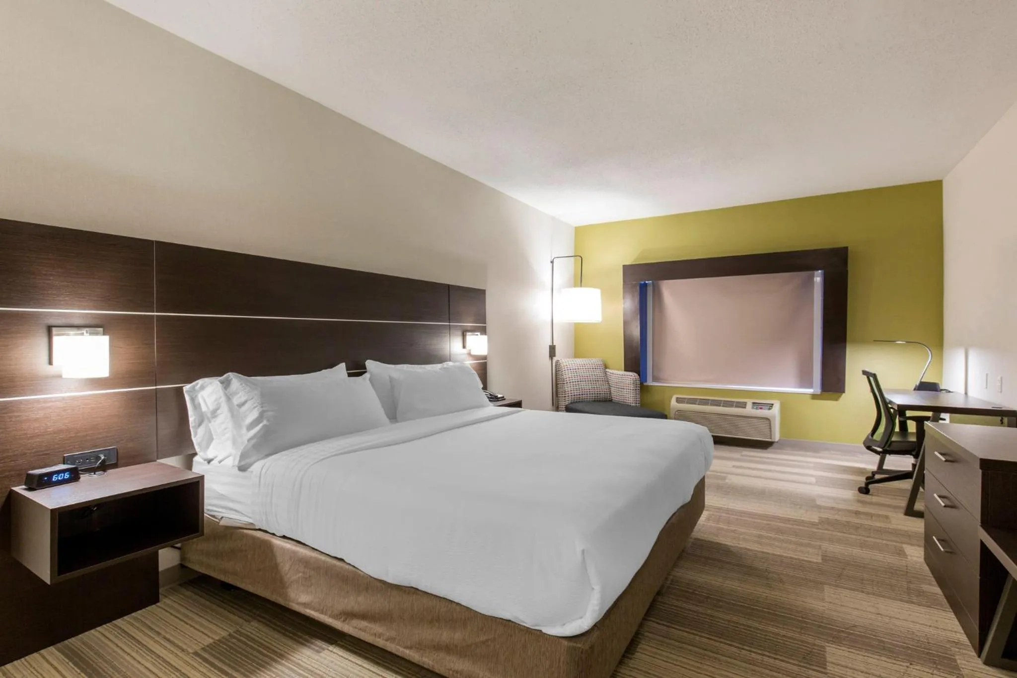 Photo of the whole room, Bed in Holiday Inn Express & Suites Chicago West - St Charles by IHG