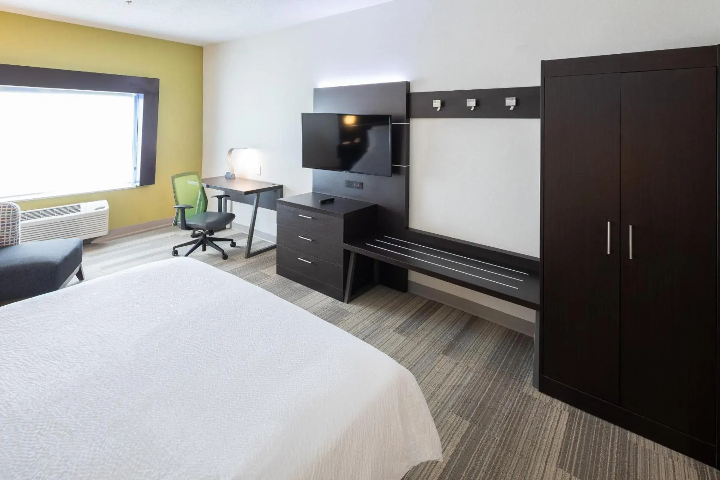 Bed in Holiday Inn Express & Suites Chicago West - St Charles by IHG Bed in Holiday Inn Express & Suites Chicago West - St Charles by IHG