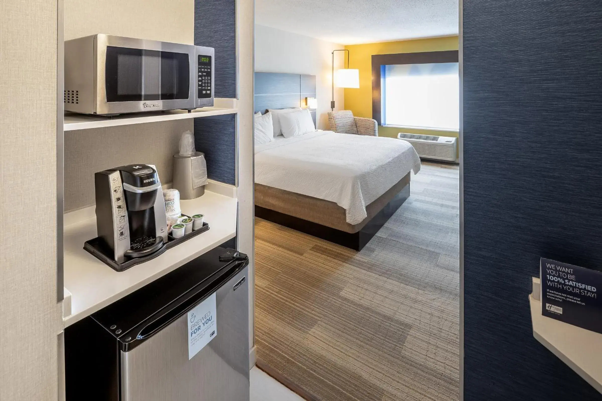 Standard King Room in Holiday Inn Express & Suites Chicago West - St Charles by IHG Standard King Room in Holiday Inn Express & Suites Chicago West - St Charles by IHG