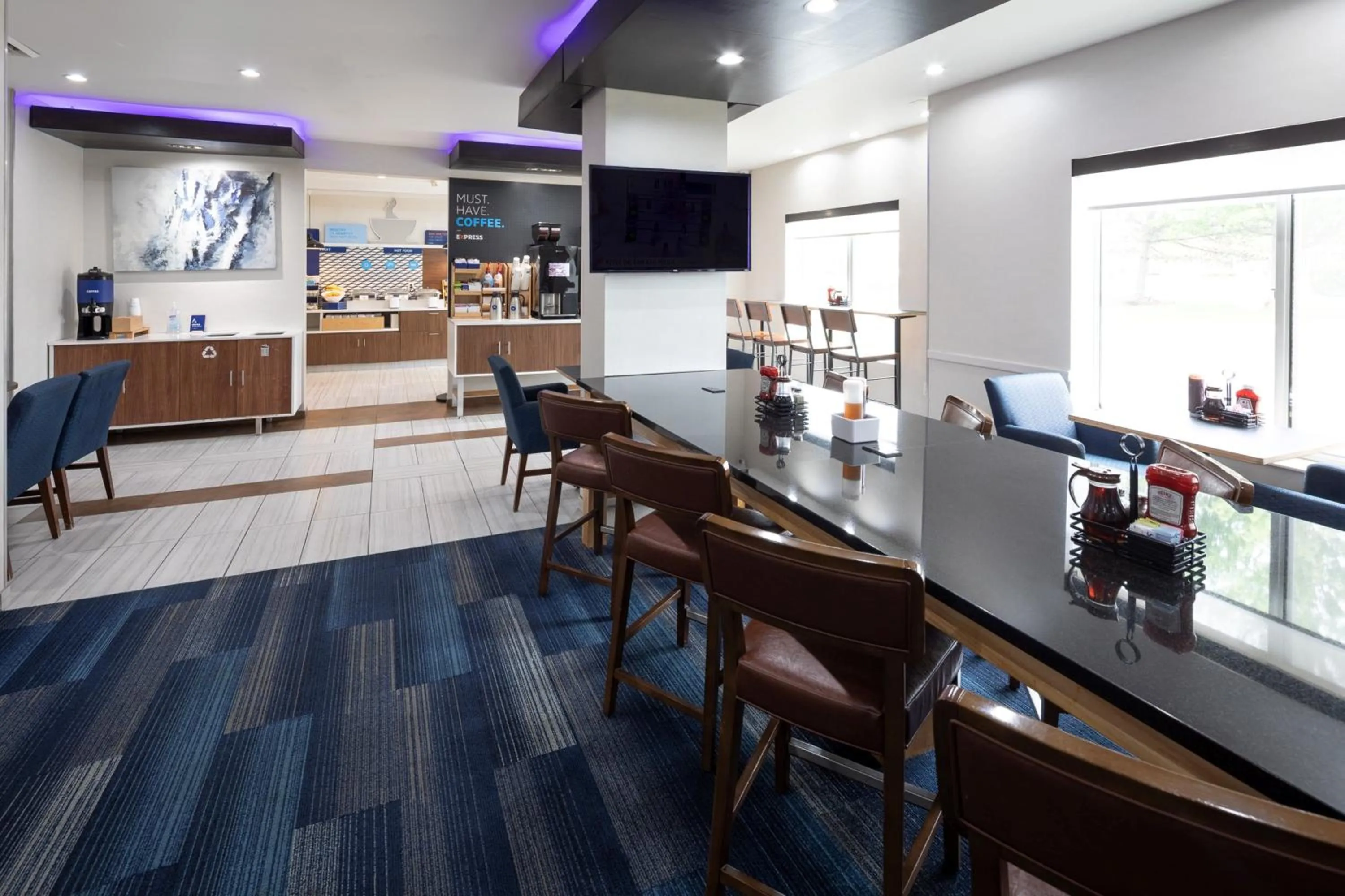 Breakfast in Holiday Inn Express & Suites Chicago West - St Charles by IHG