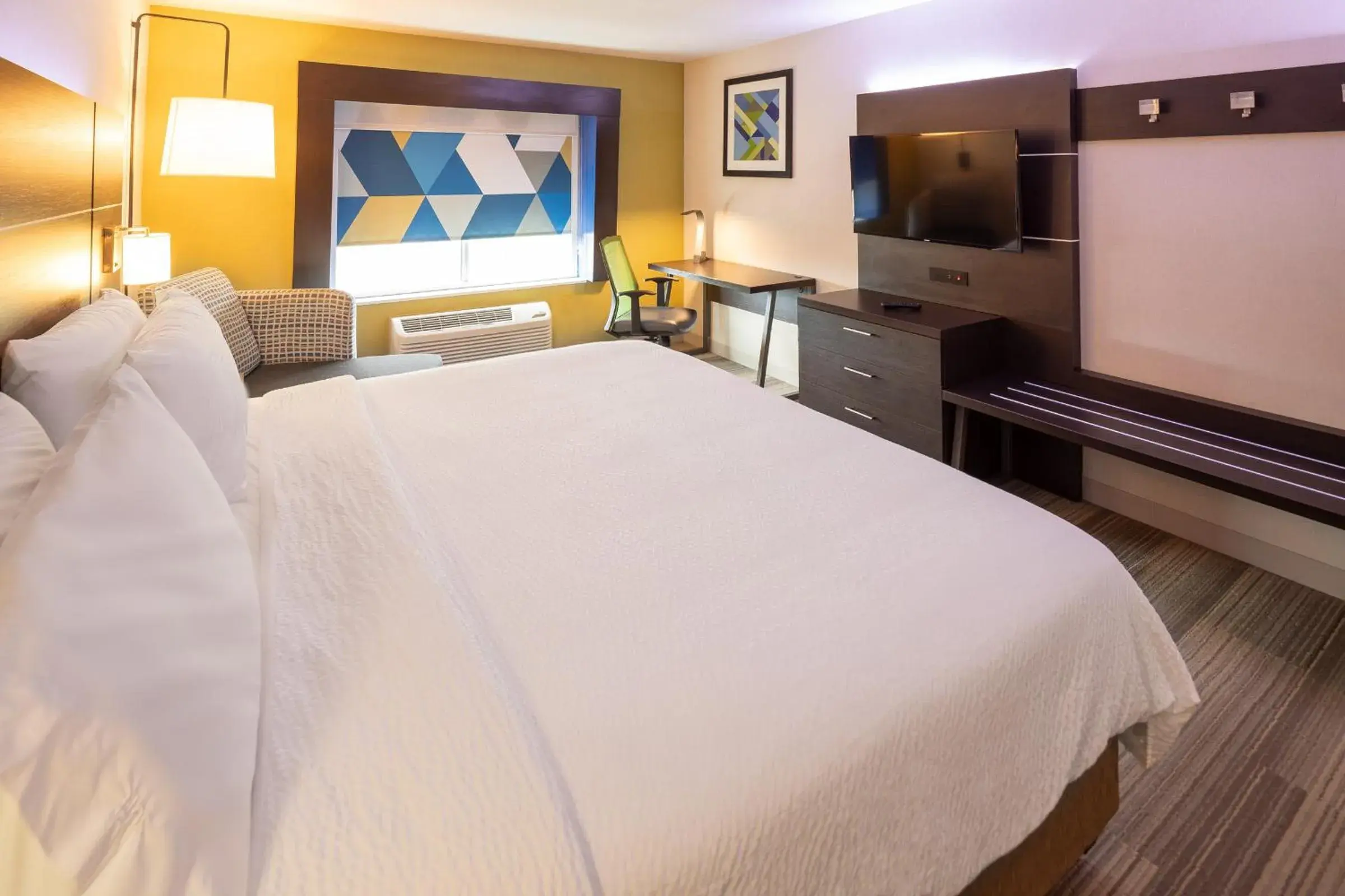 TV and multimedia, Bed in Holiday Inn Express & Suites Chicago West - St Charles by IHG TV and multimedia, Bed in Holiday Inn Express & Suites Chicago West - St Charles by IHG