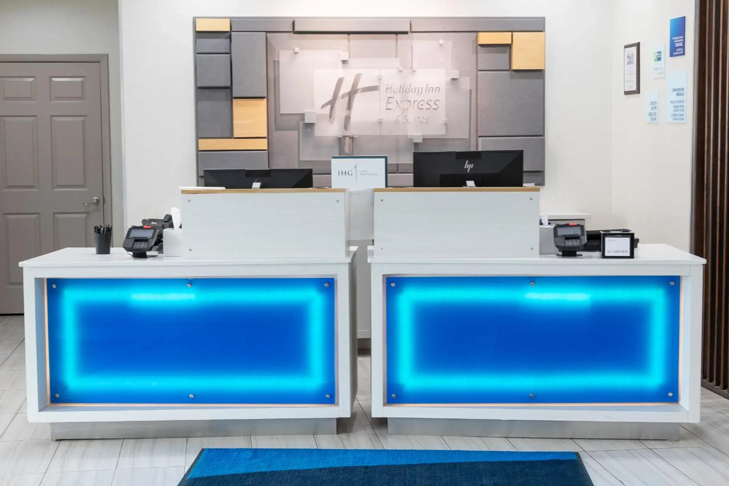 Lobby or reception in Holiday Inn Express & Suites Chicago West - St Charles by IHG Lobby or reception in Holiday Inn Express & Suites Chicago West - St Charles by IHG