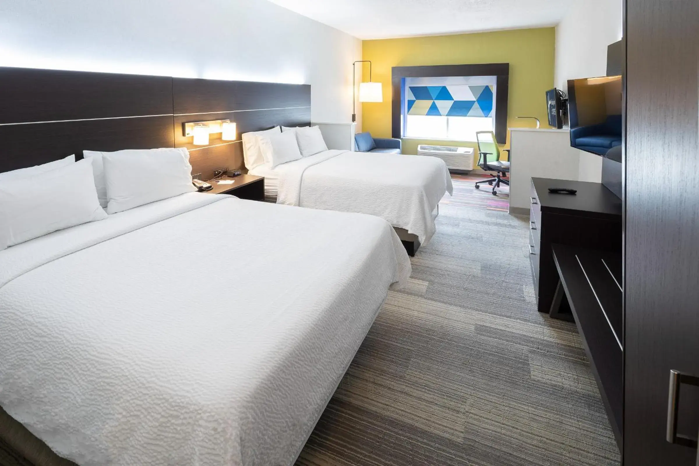 Bed in Holiday Inn Express & Suites Chicago West - St Charles by IHG Bed in Holiday Inn Express & Suites Chicago West - St Charles by IHG