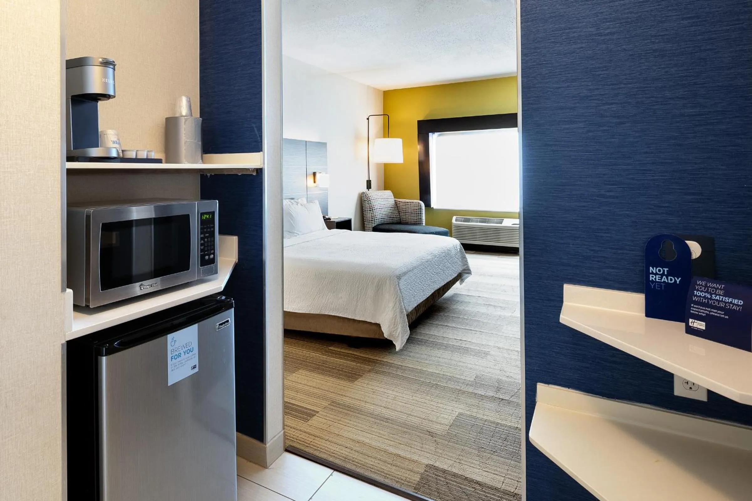 Bed in Holiday Inn Express & Suites Chicago West - St Charles by IHG