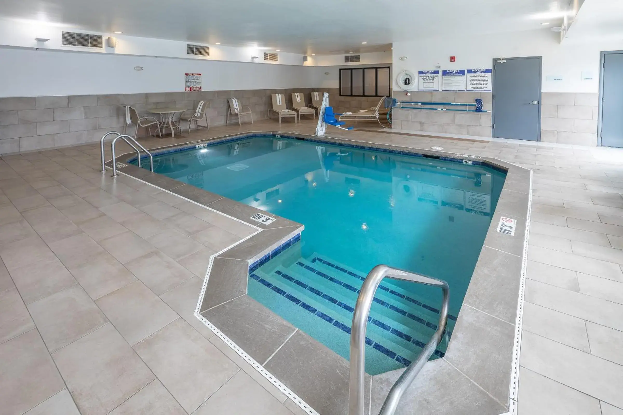Swimming pool in Holiday Inn Express & Suites Chicago West - St Charles by IHG Swimming pool in Holiday Inn Express & Suites Chicago West - St Charles by IHG