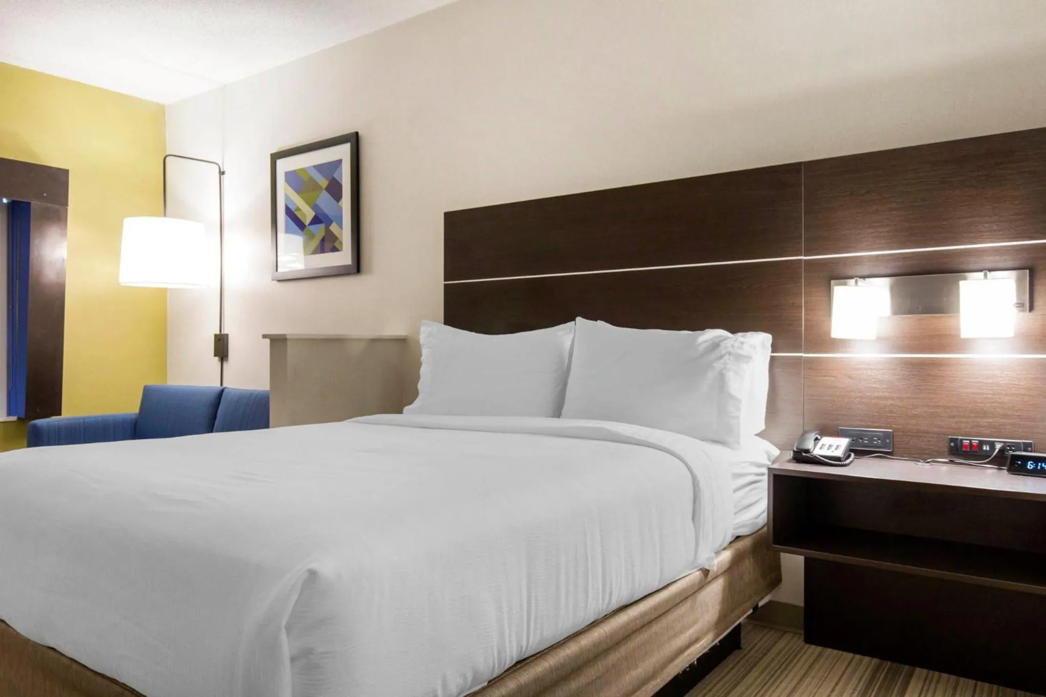 Photo of the whole room, Bed in Holiday Inn Express & Suites Chicago West - St Charles by IHG