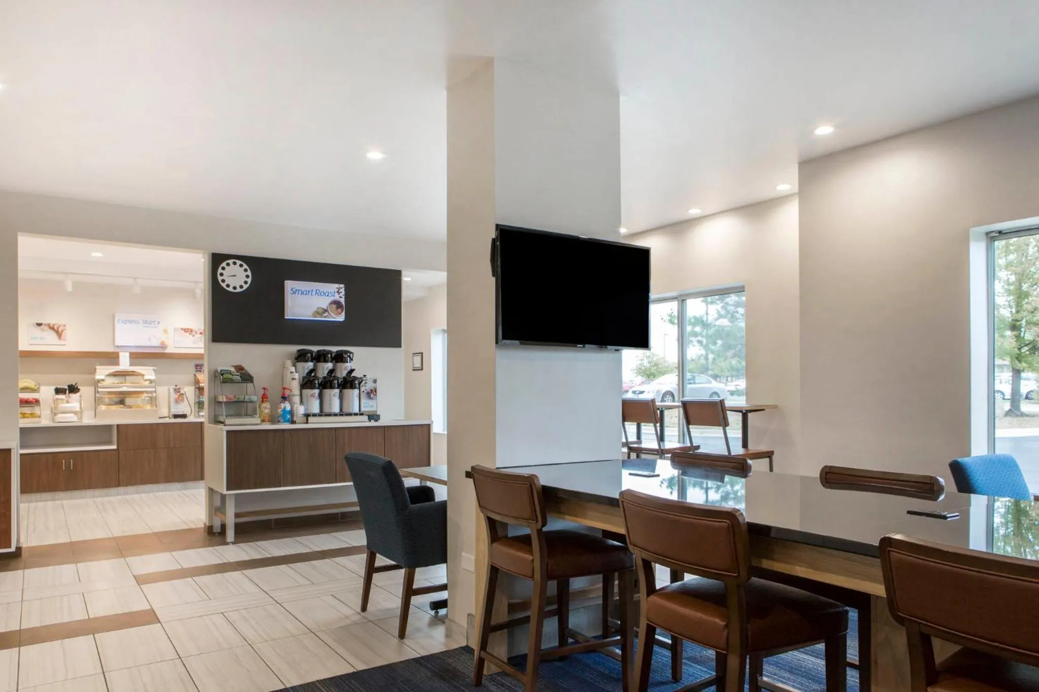 Breakfast in Holiday Inn Express & Suites Chicago West - St Charles by IHG