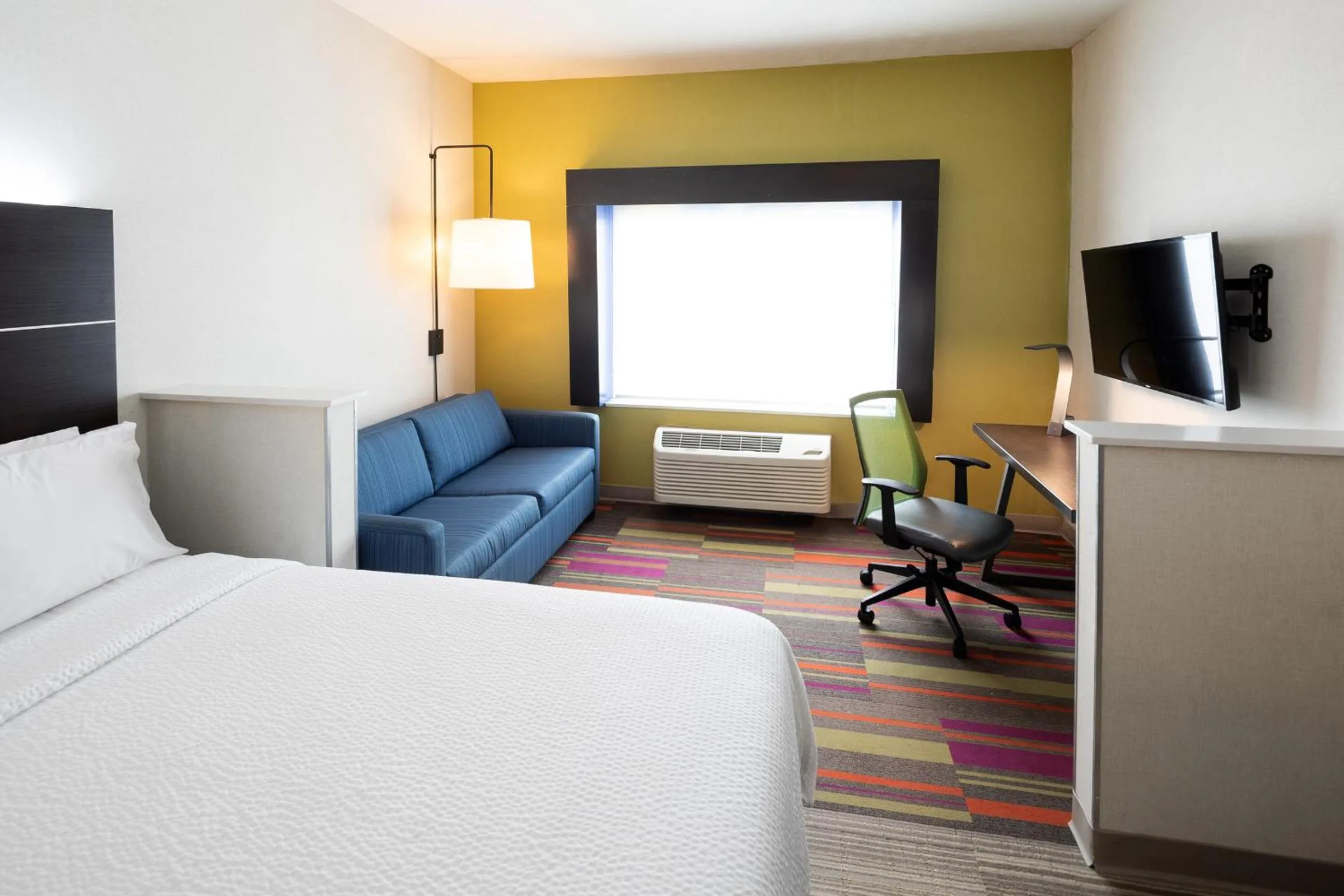 Living room, Bed in Holiday Inn Express & Suites Chicago West - St Charles by IHG