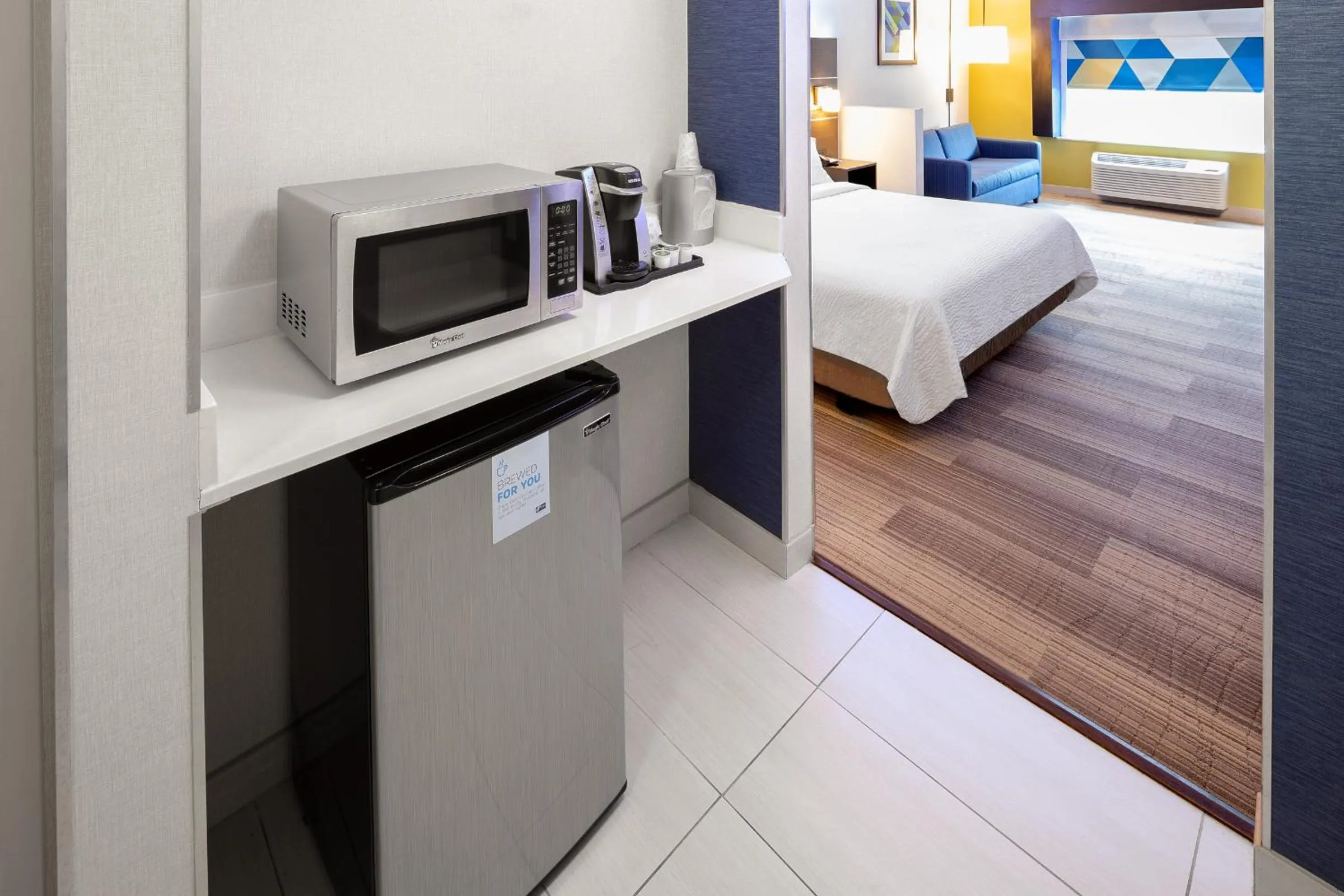 Photo of the whole room, Bed in Holiday Inn Express & Suites Chicago West - St Charles by IHG