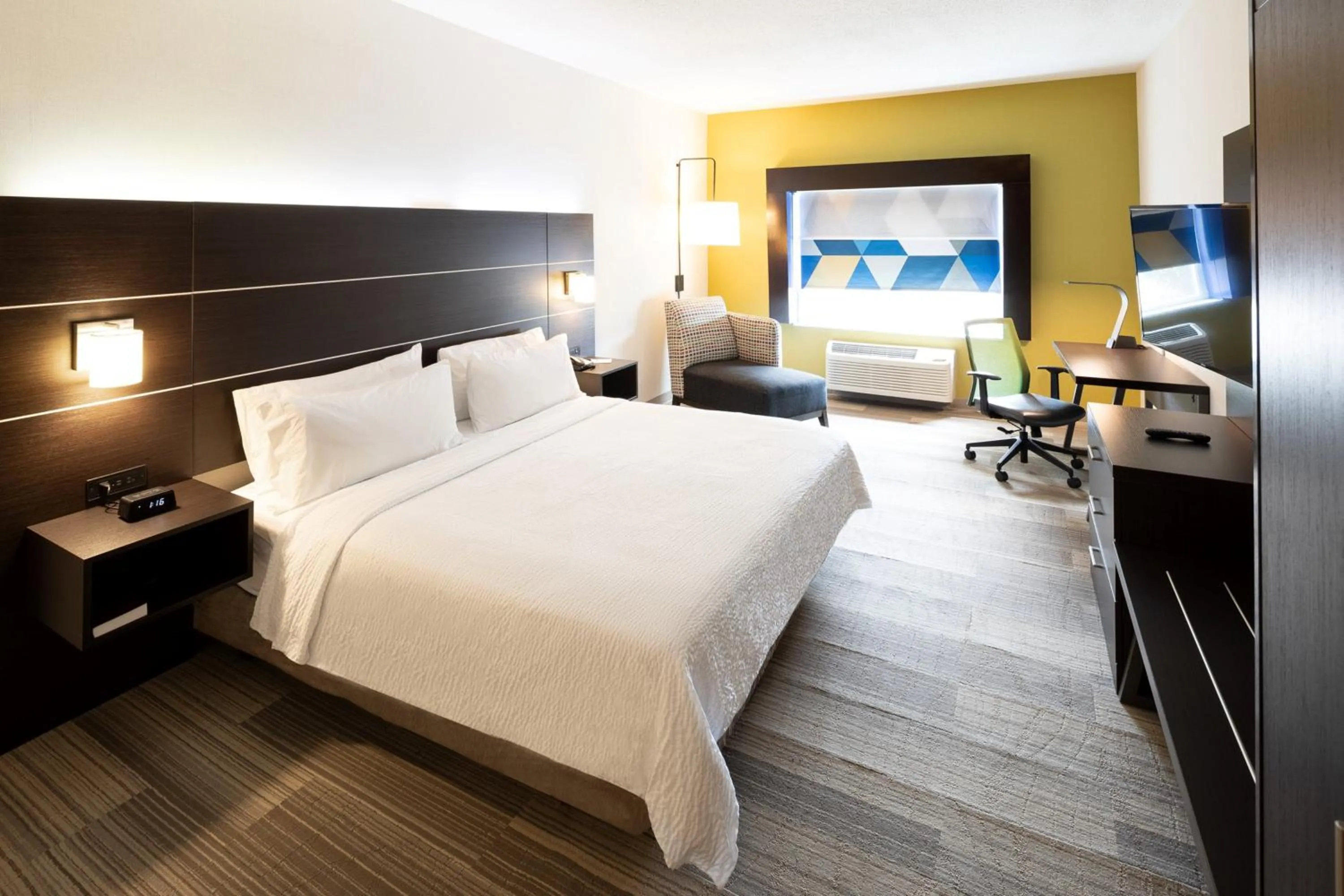 Photo of the whole room, Bed in Holiday Inn Express & Suites Chicago West - St Charles by IHG