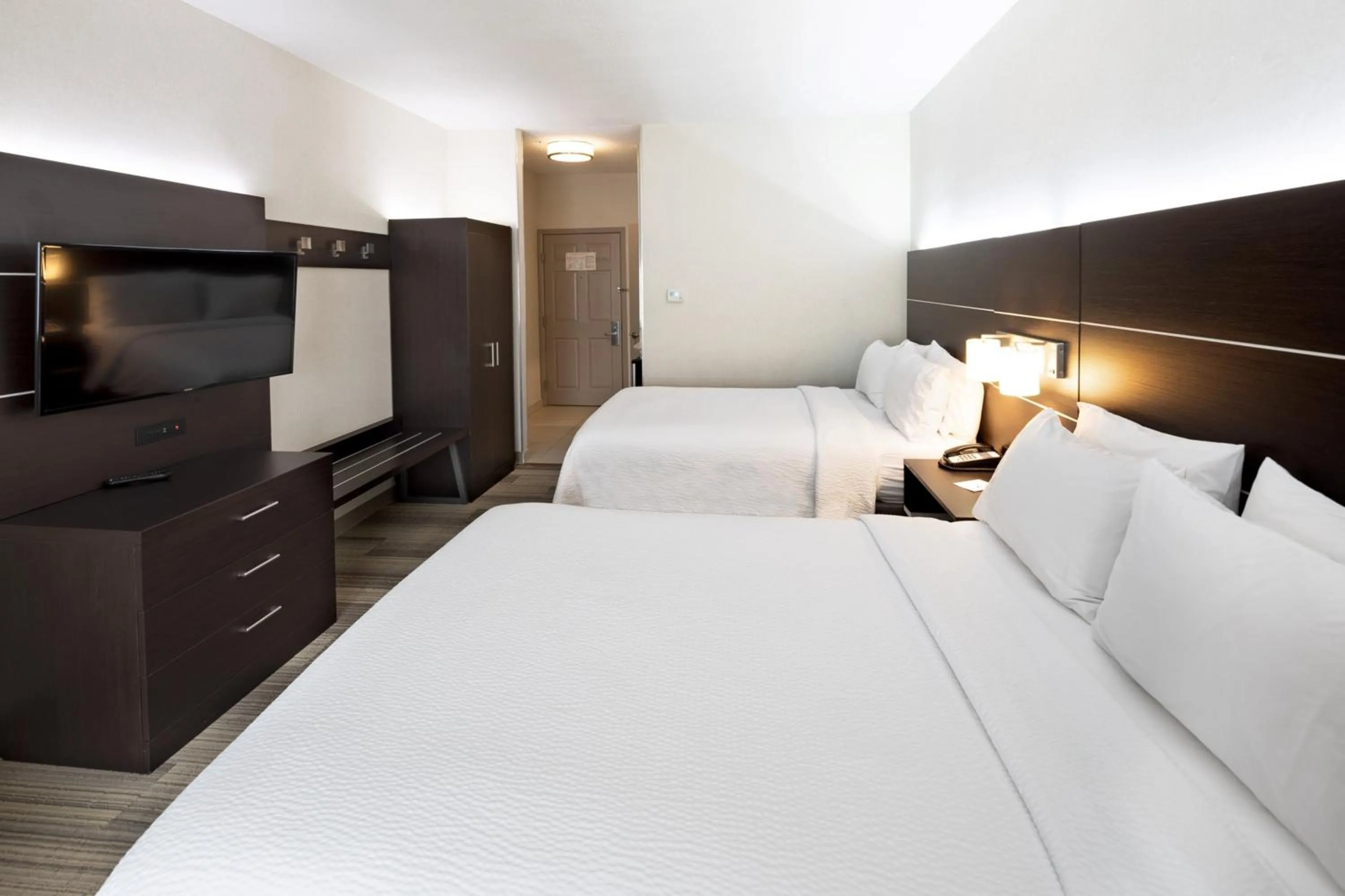 Photo of the whole room, Bed in Holiday Inn Express & Suites Chicago West - St Charles by IHG