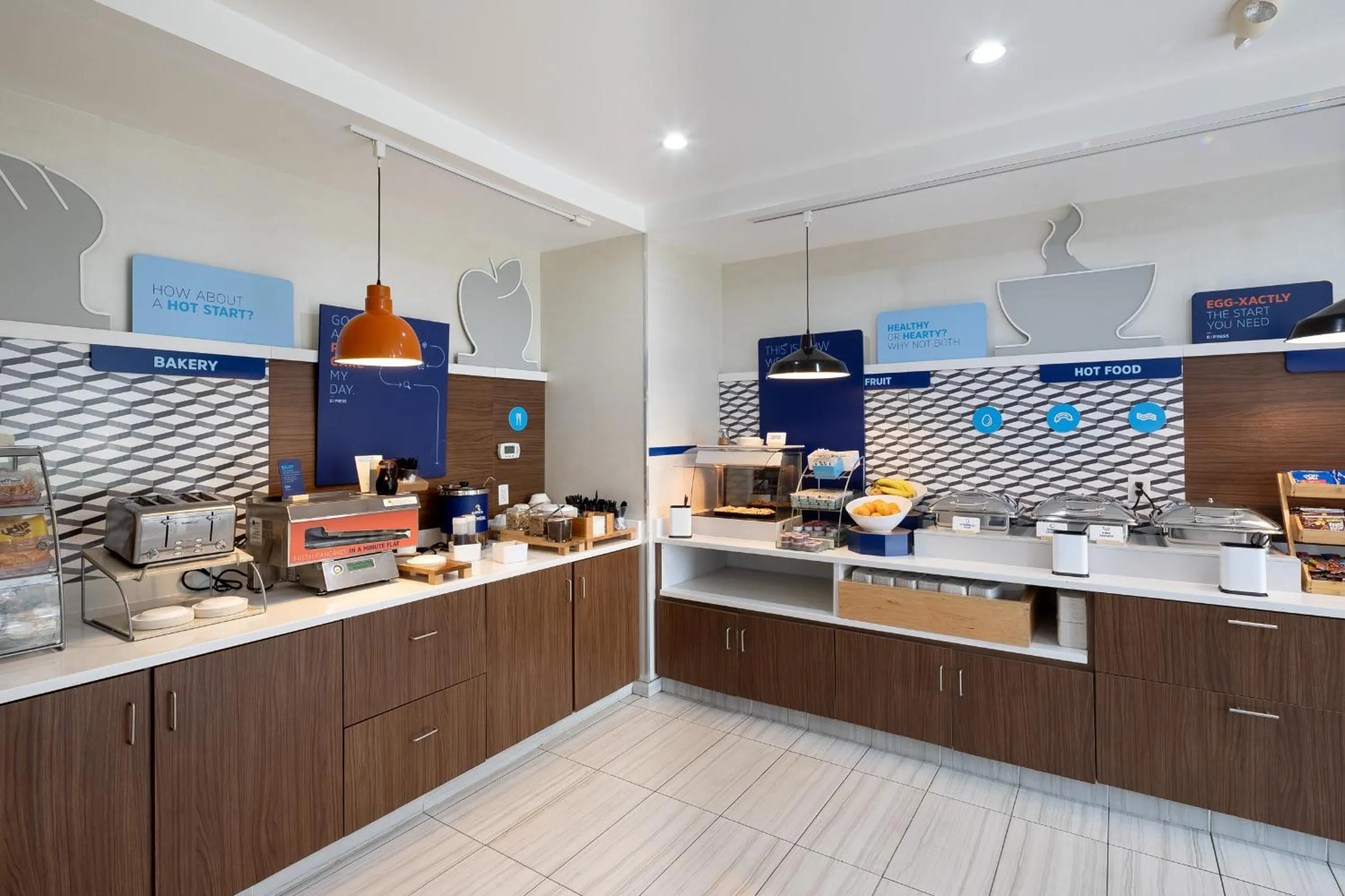 Breakfast in Holiday Inn Express & Suites Chicago West - St Charles by IHG