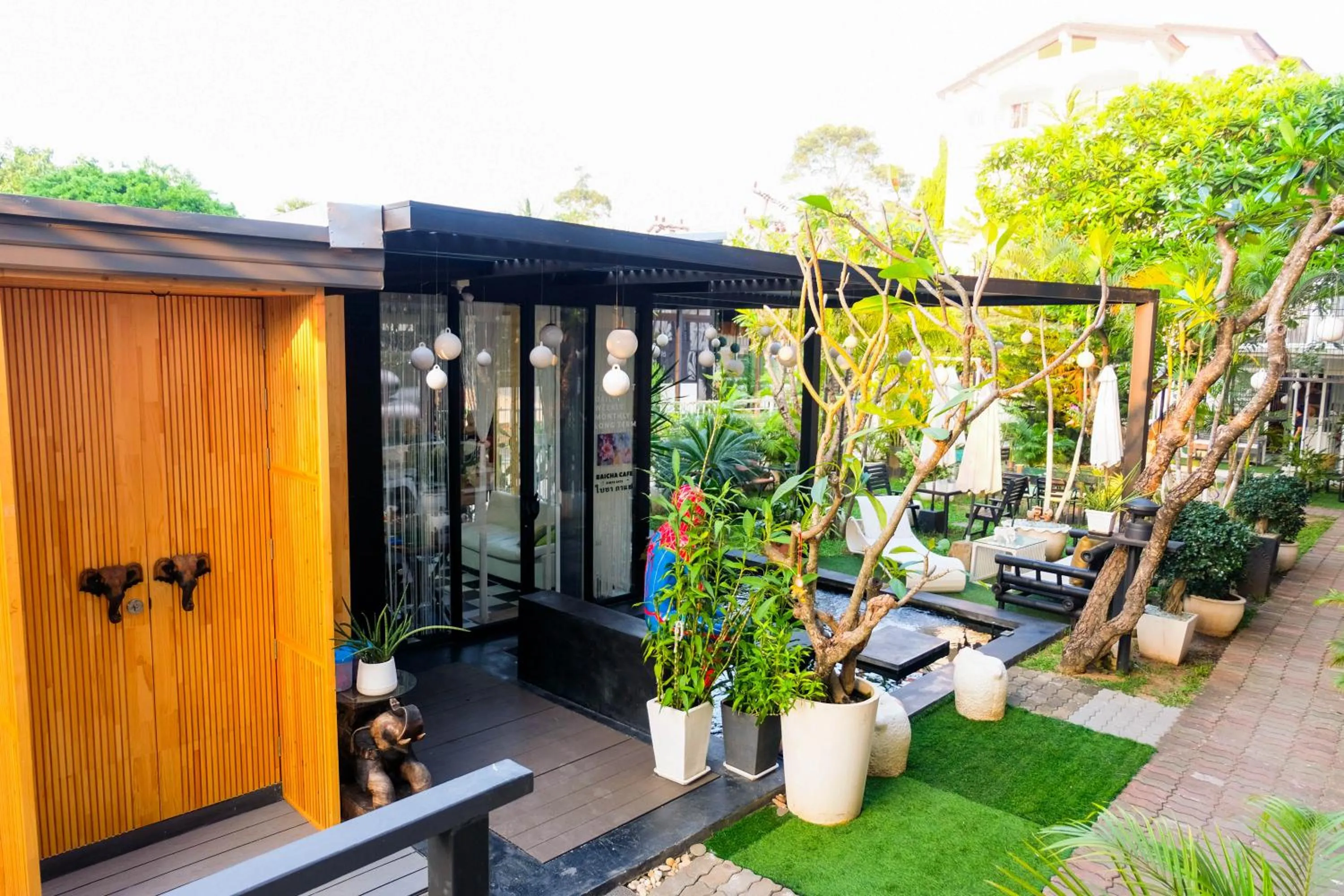 Inner courtyard view in Baan Poon Garden